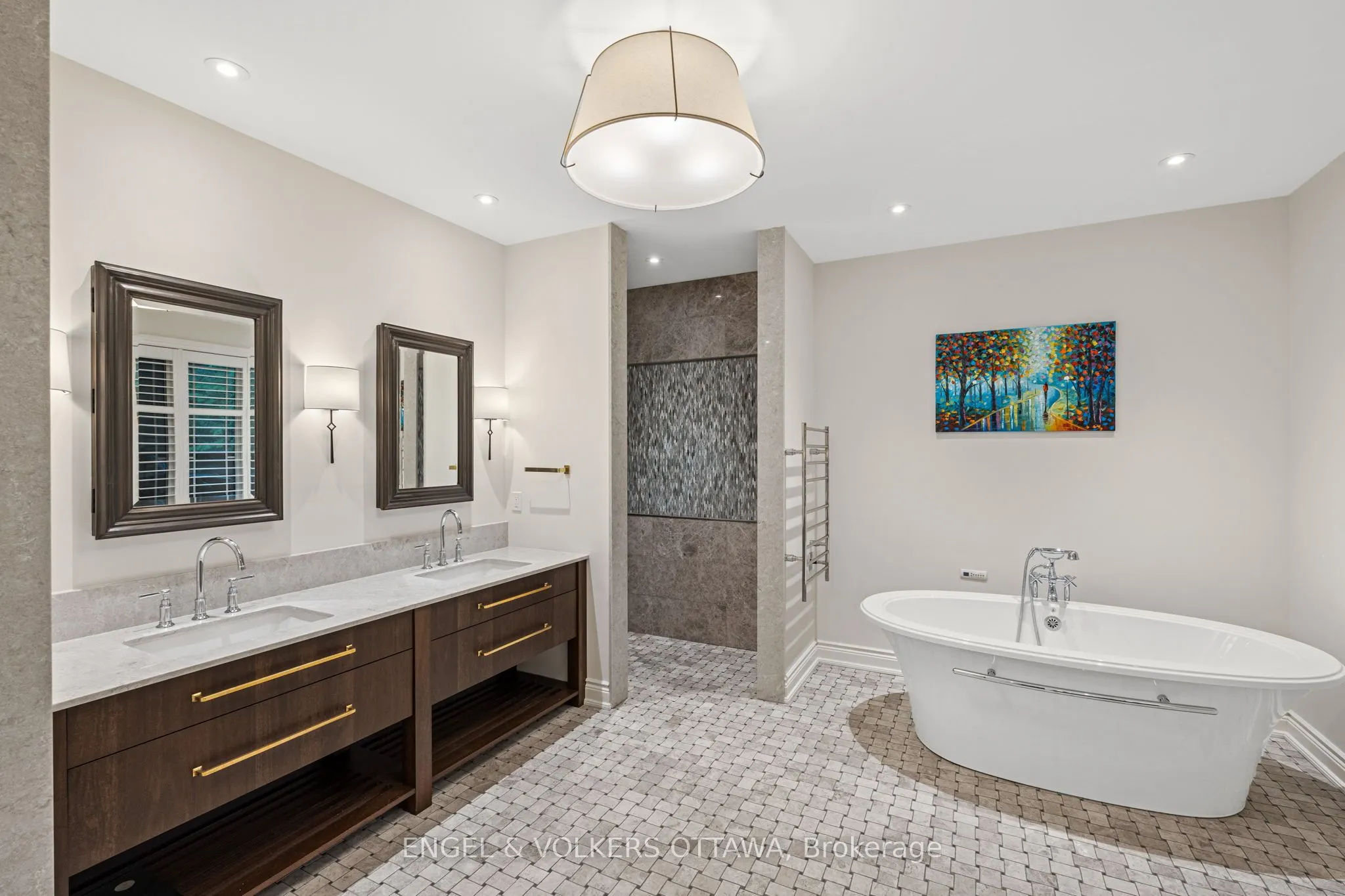 5800 QUEENSCOURT Crescent