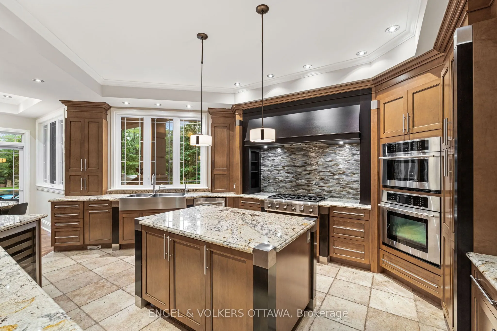 5800 QUEENSCOURT Crescent