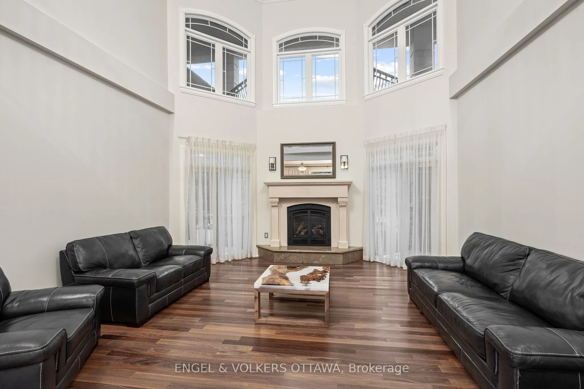 5800 QUEENSCOURT Crescent
