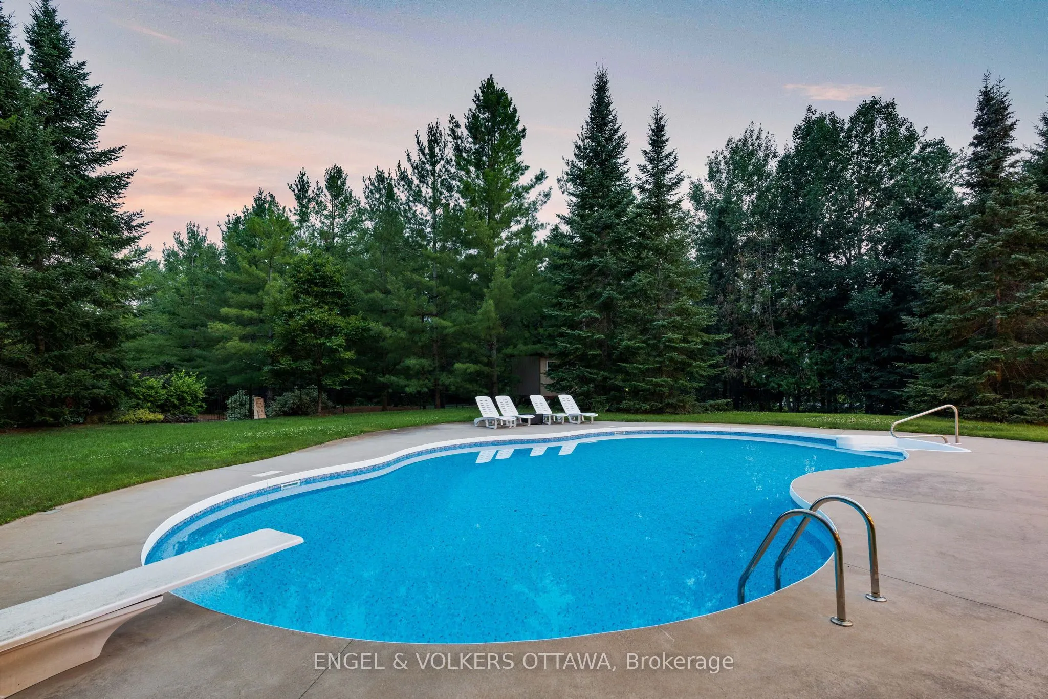 5800 QUEENSCOURT Crescent