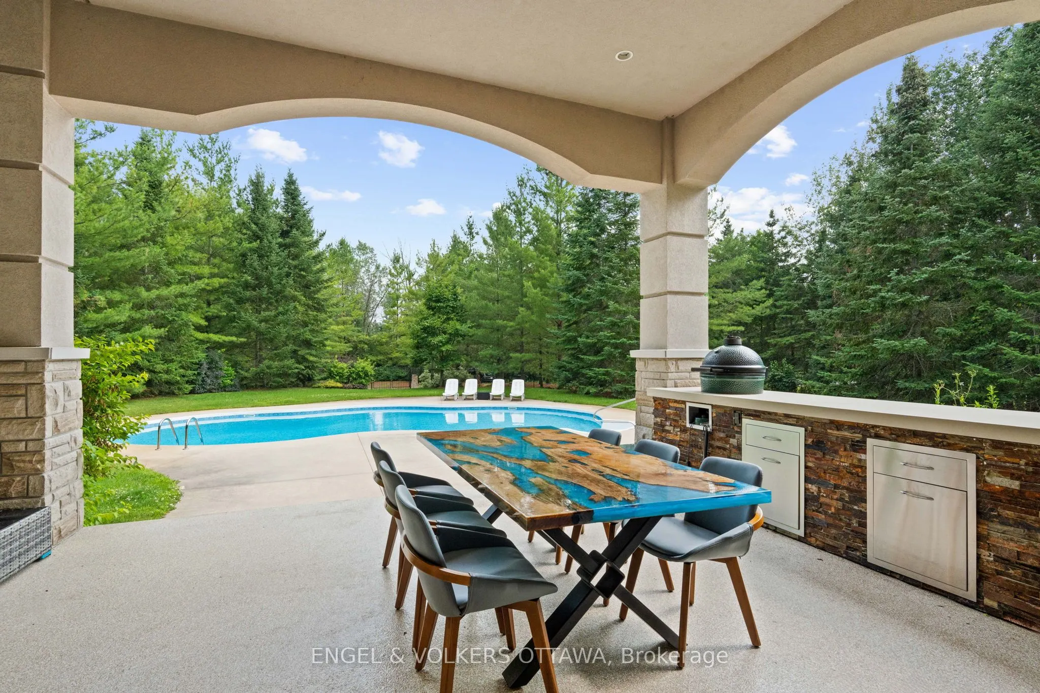 5800 QUEENSCOURT Crescent