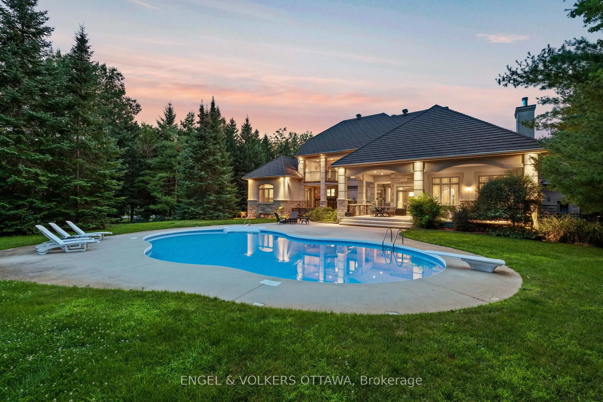 5800 QUEENSCOURT Crescent