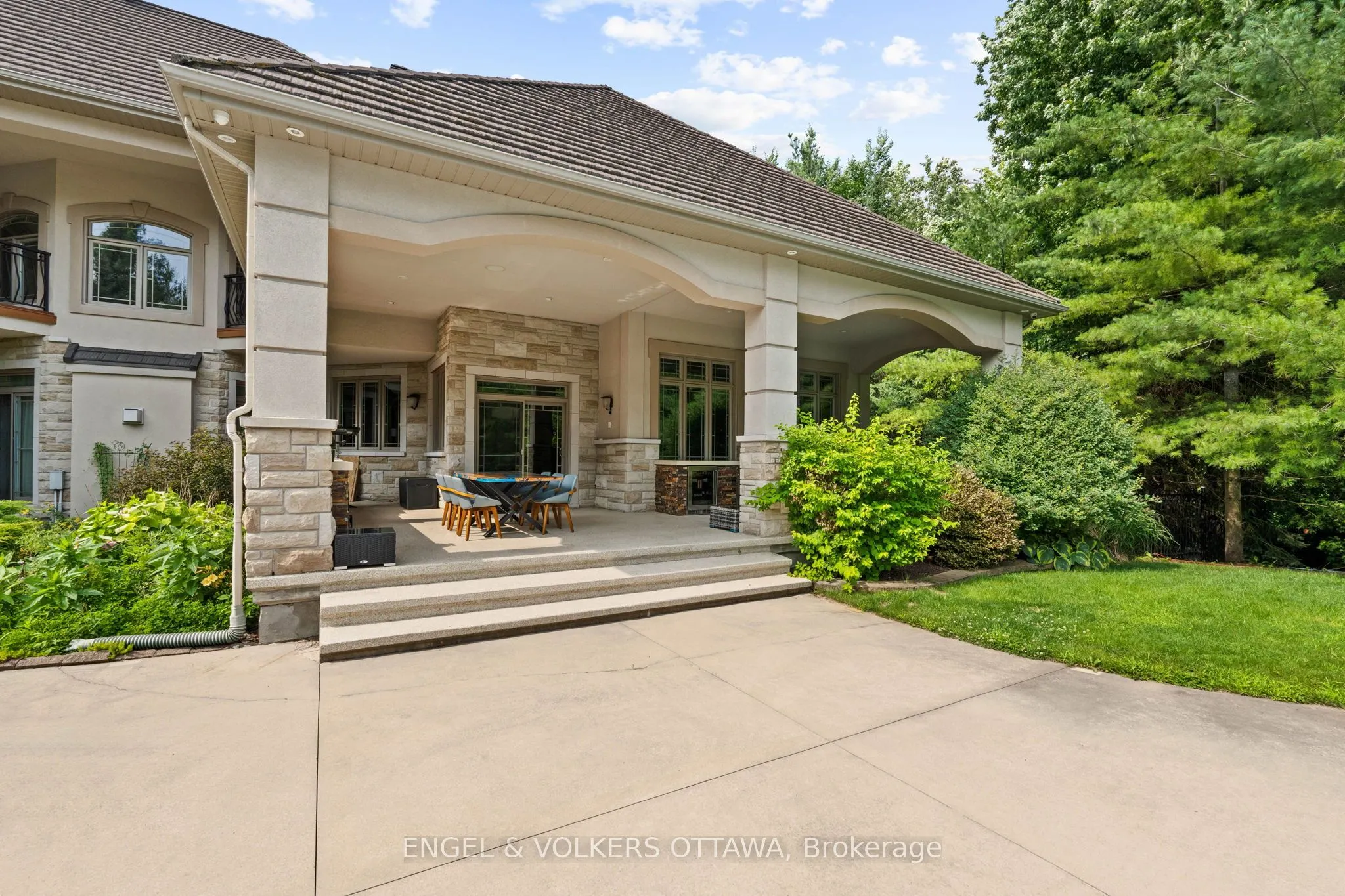 5800 QUEENSCOURT Crescent
