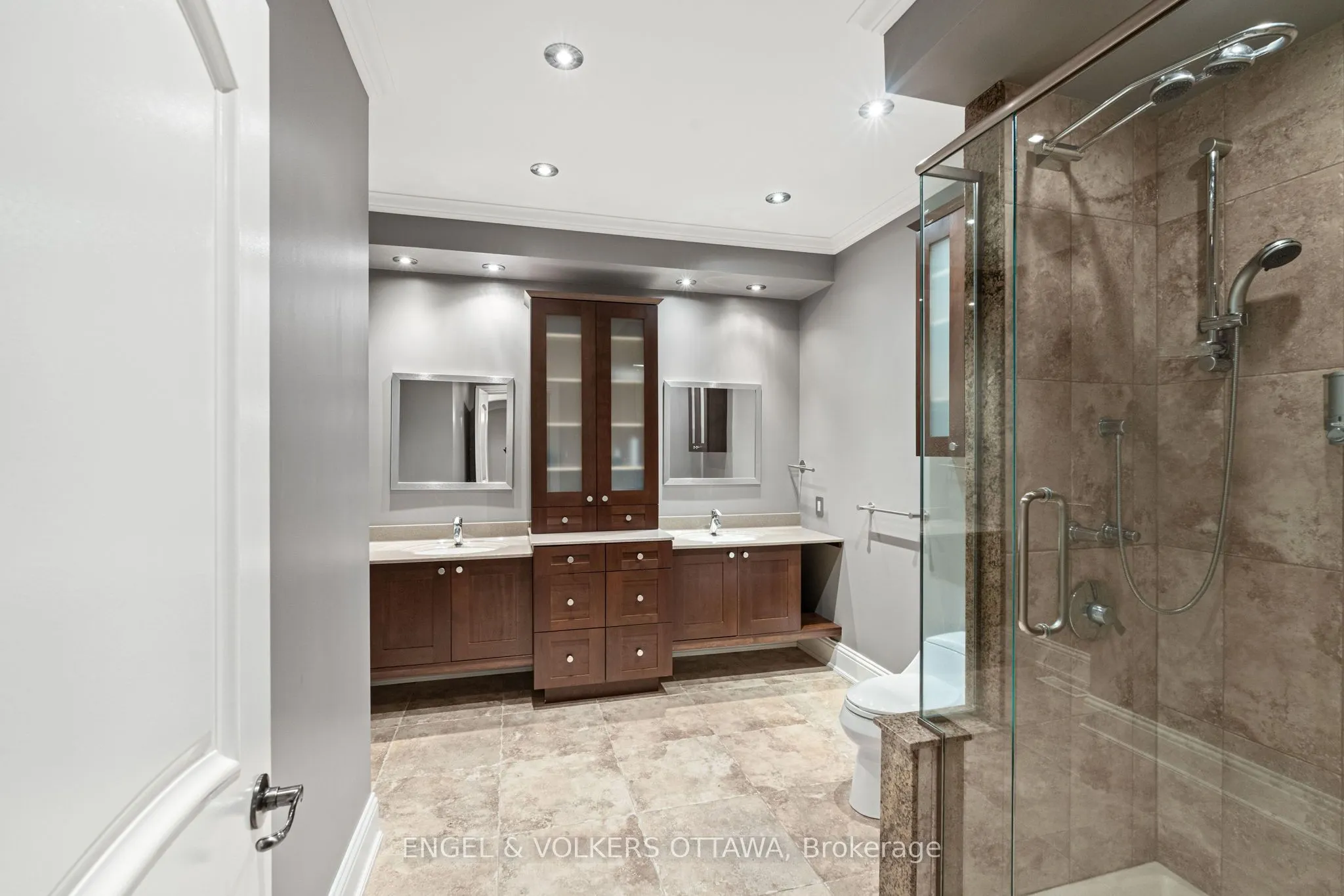 5800 QUEENSCOURT Crescent