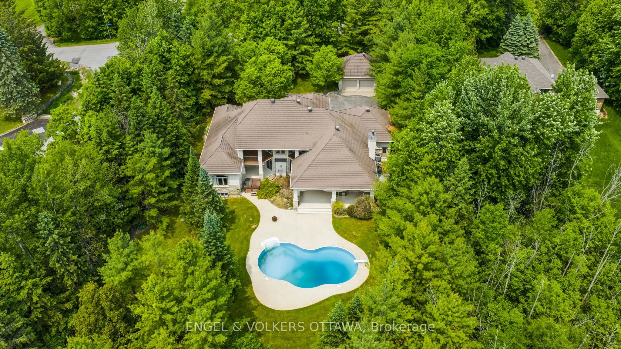 5800 QUEENSCOURT Crescent
