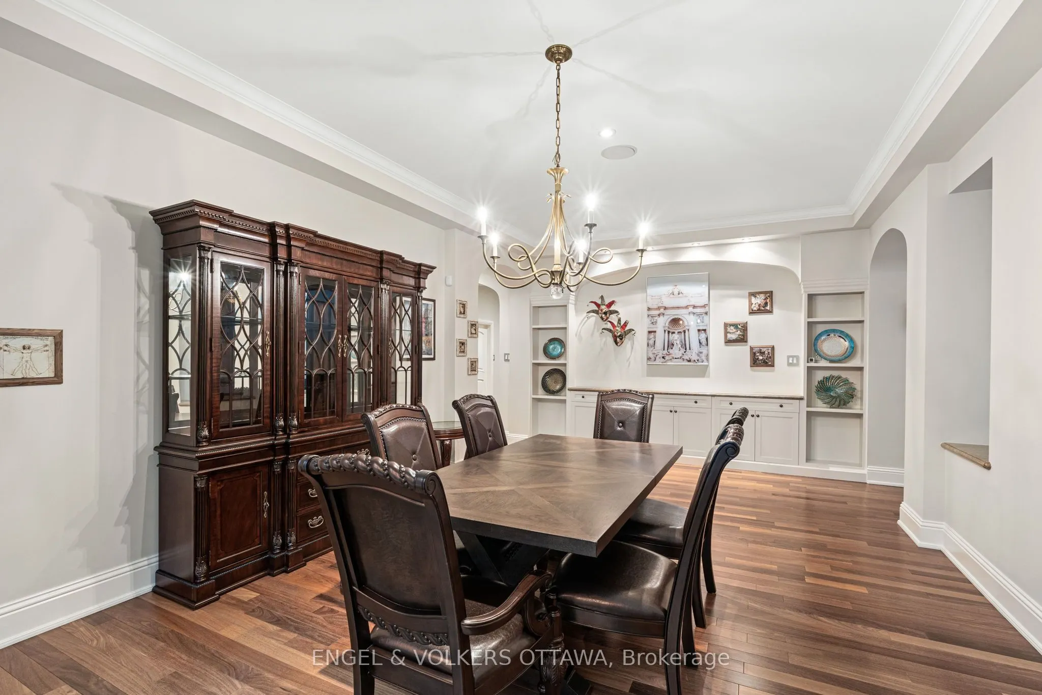 5800 QUEENSCOURT Crescent