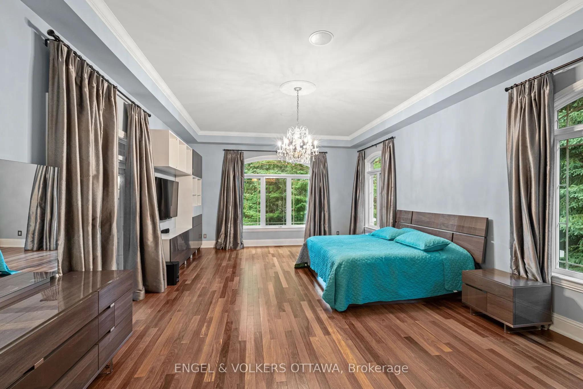 5800 QUEENSCOURT Crescent
