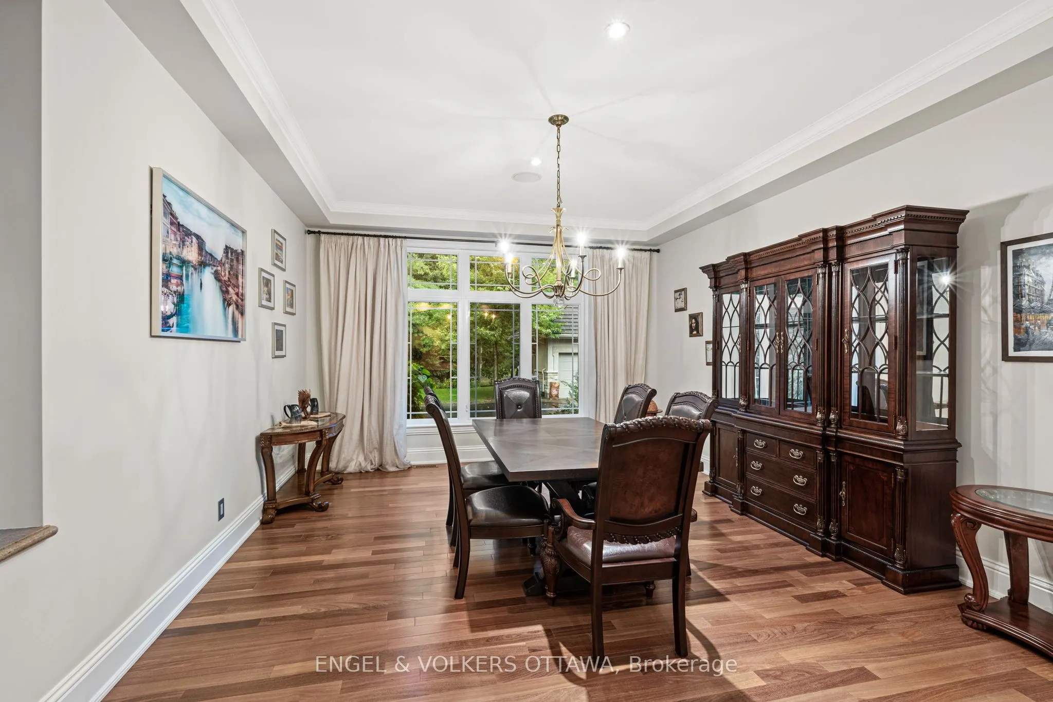 5800 QUEENSCOURT Crescent