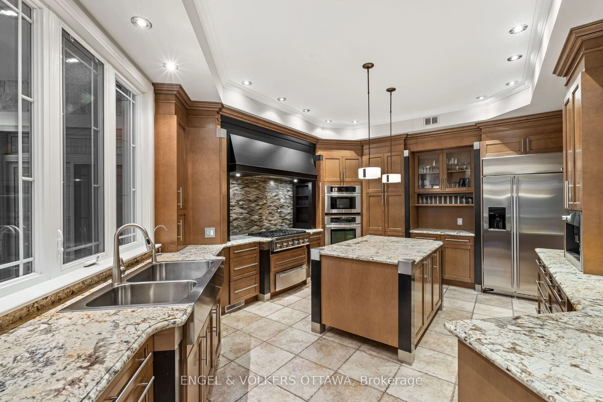 5800 QUEENSCOURT Crescent