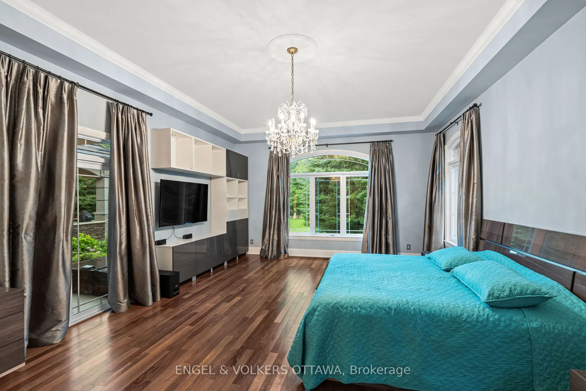 5800 QUEENSCOURT Crescent