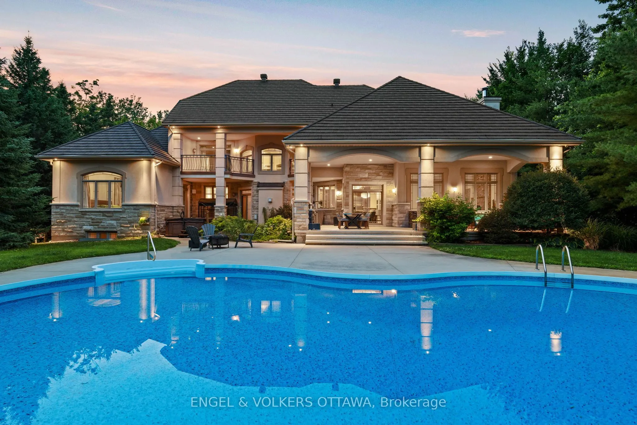 5800 QUEENSCOURT Crescent