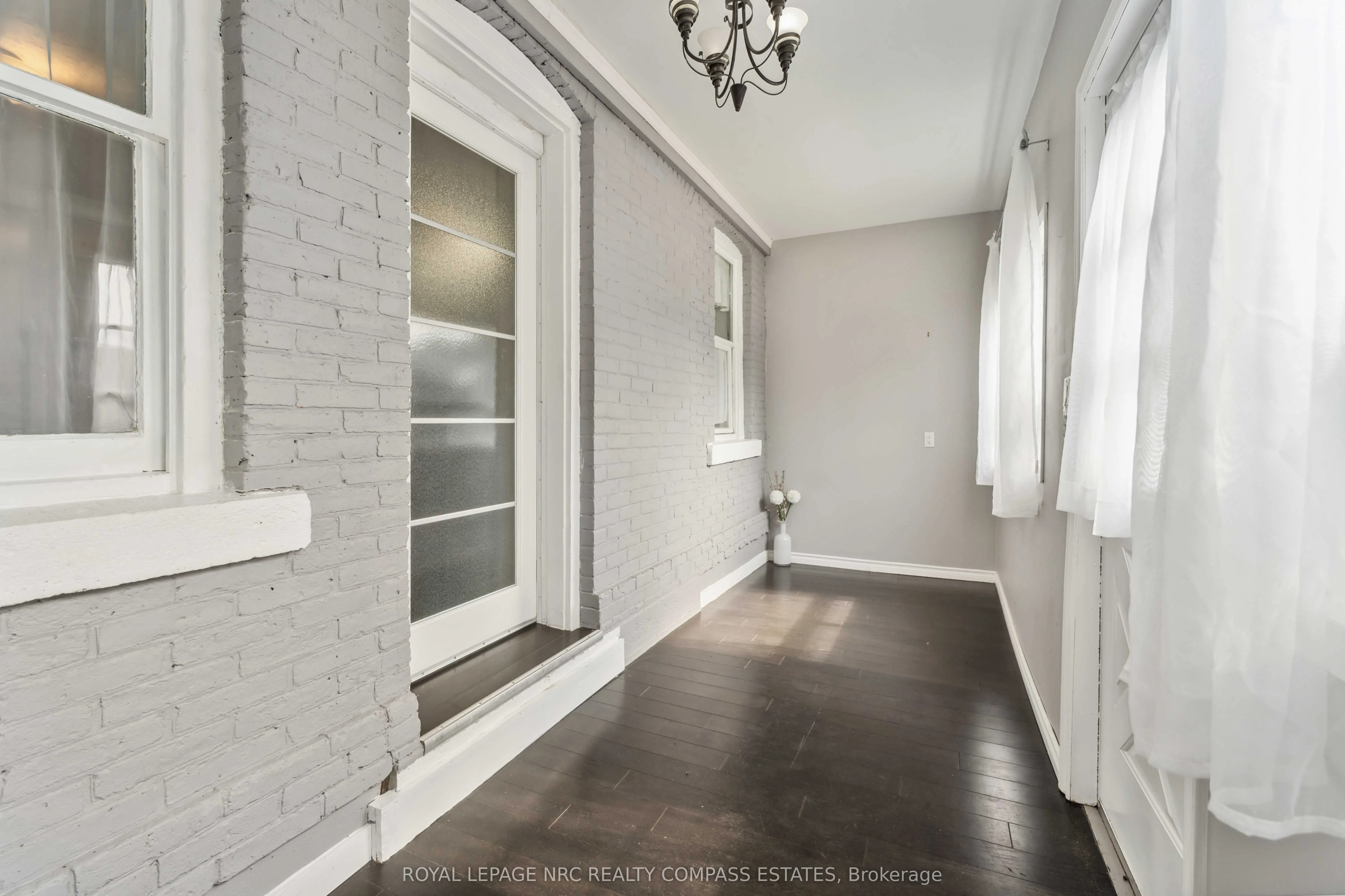 36 Queen Street S