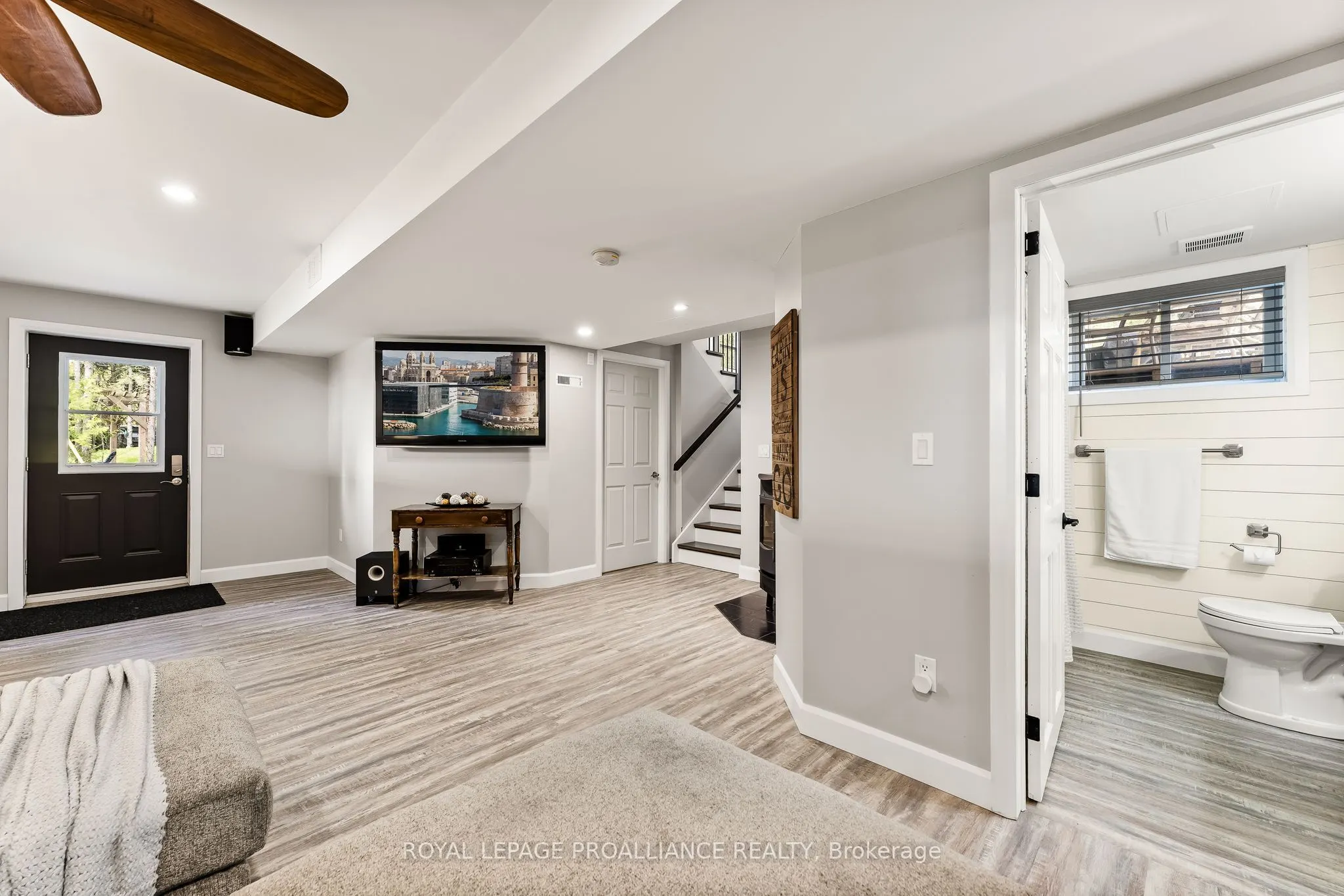 686 North Shore Drive E