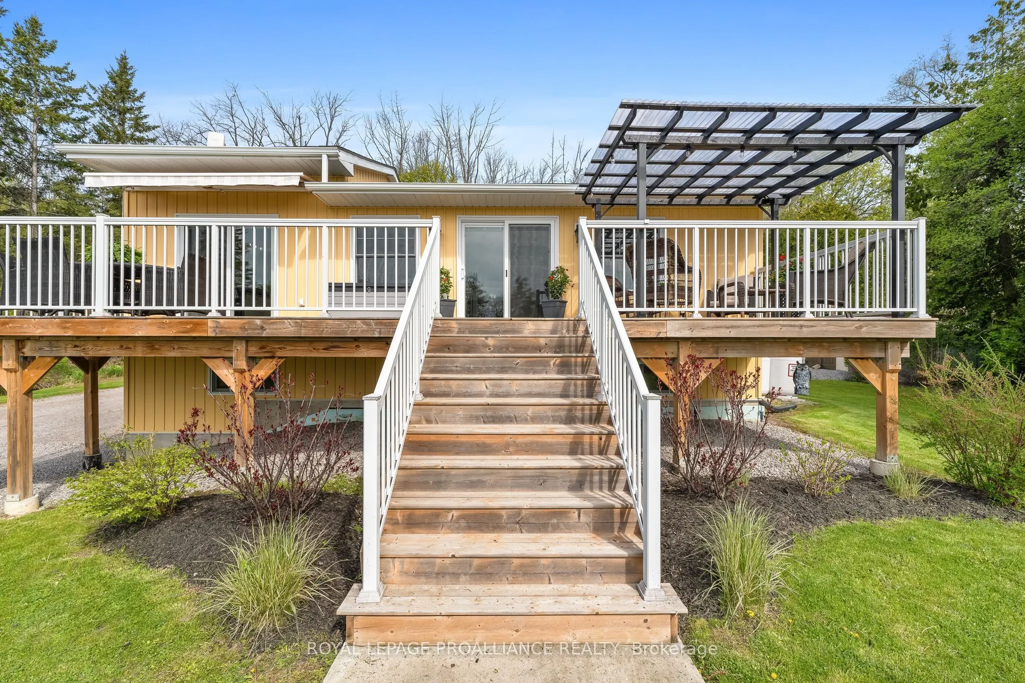 686 North Shore Drive E