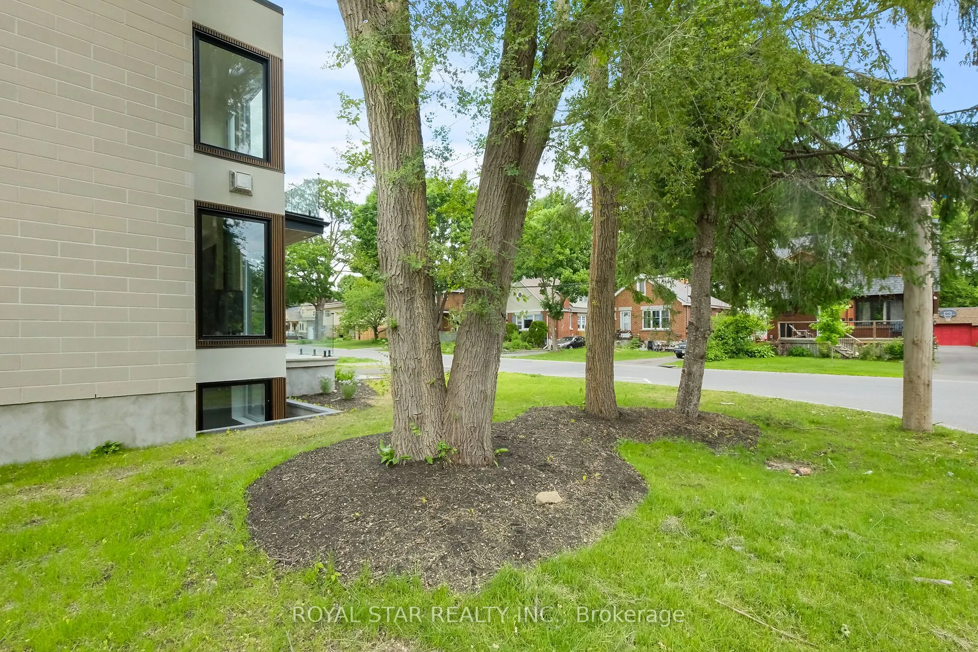 612 Tweedsmuir Avenue