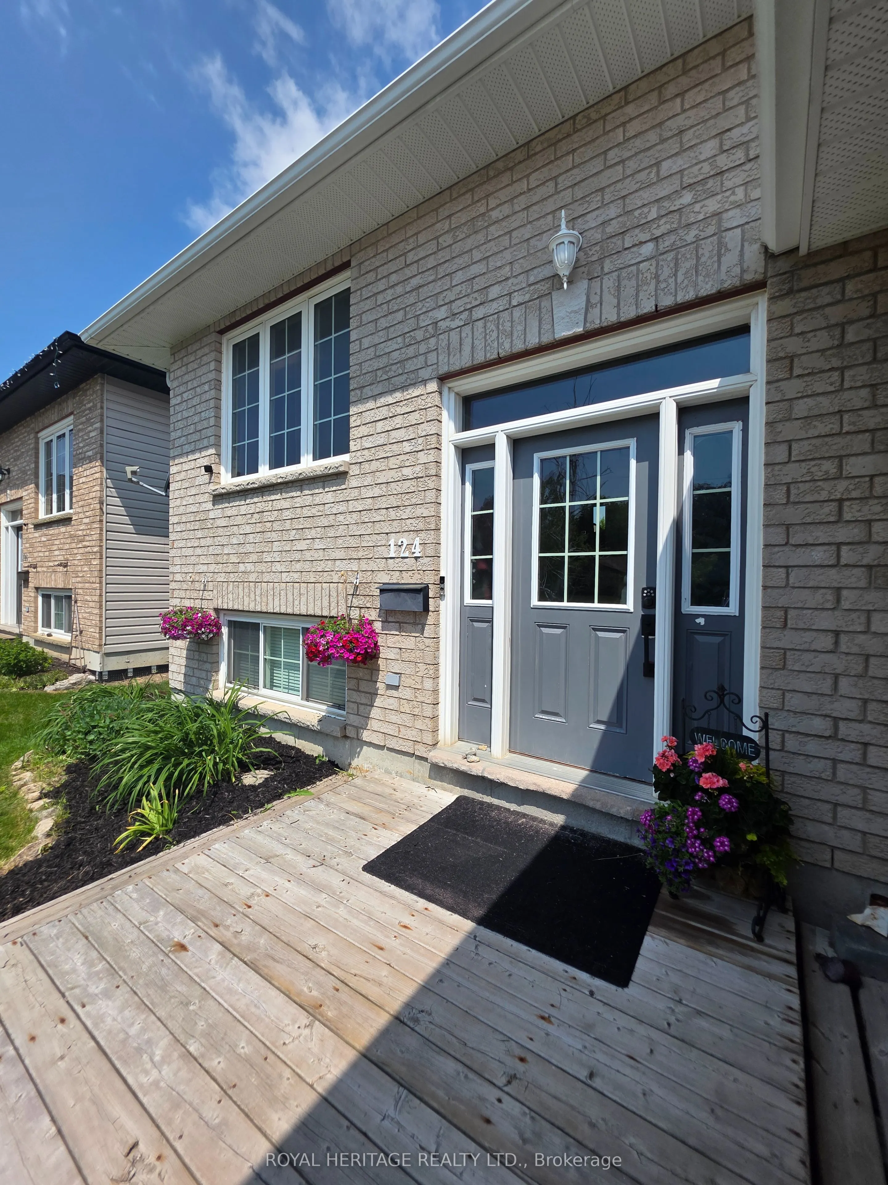 124 Mary Street W