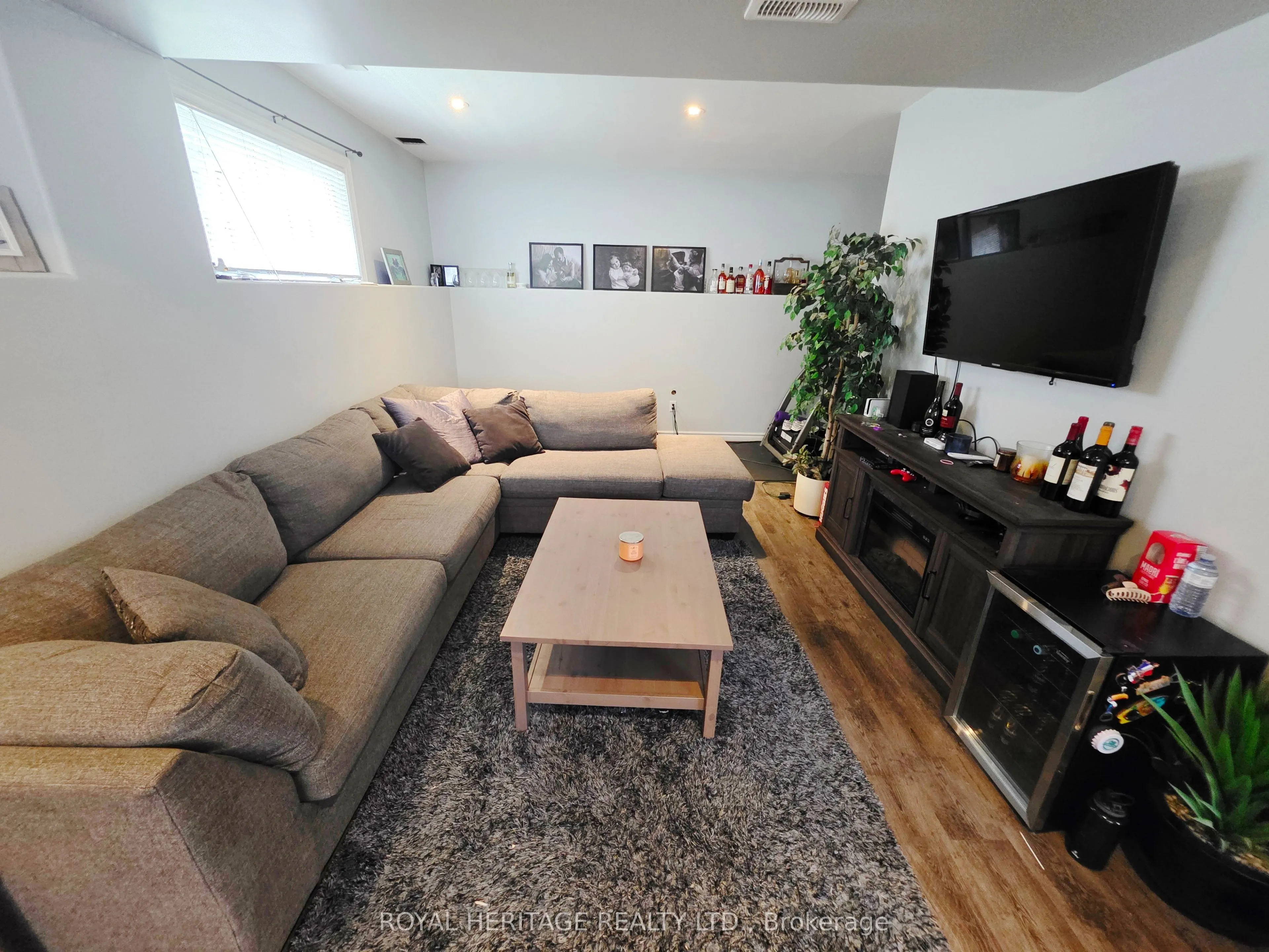 124 Mary Street W