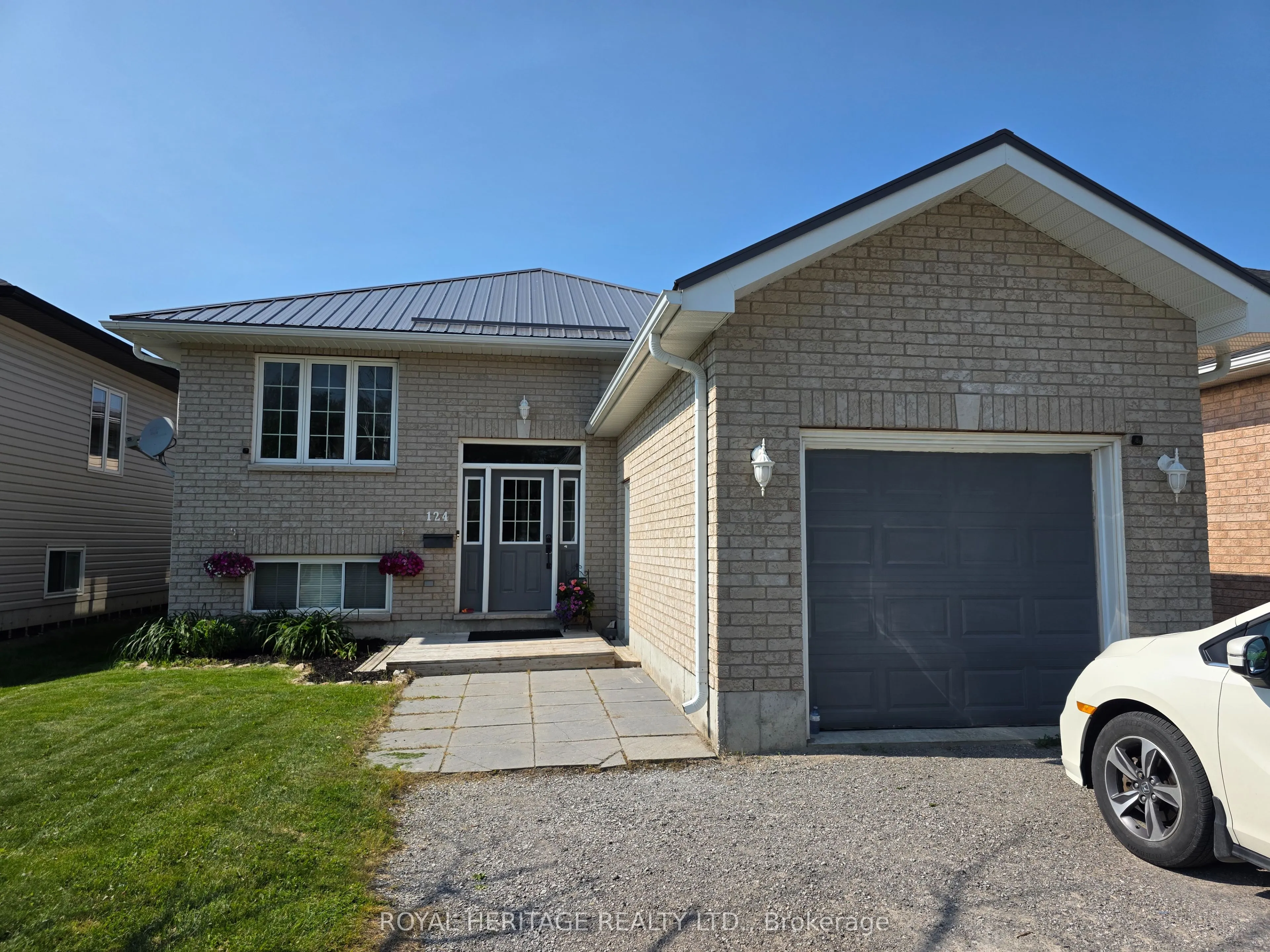 124 Mary Street W