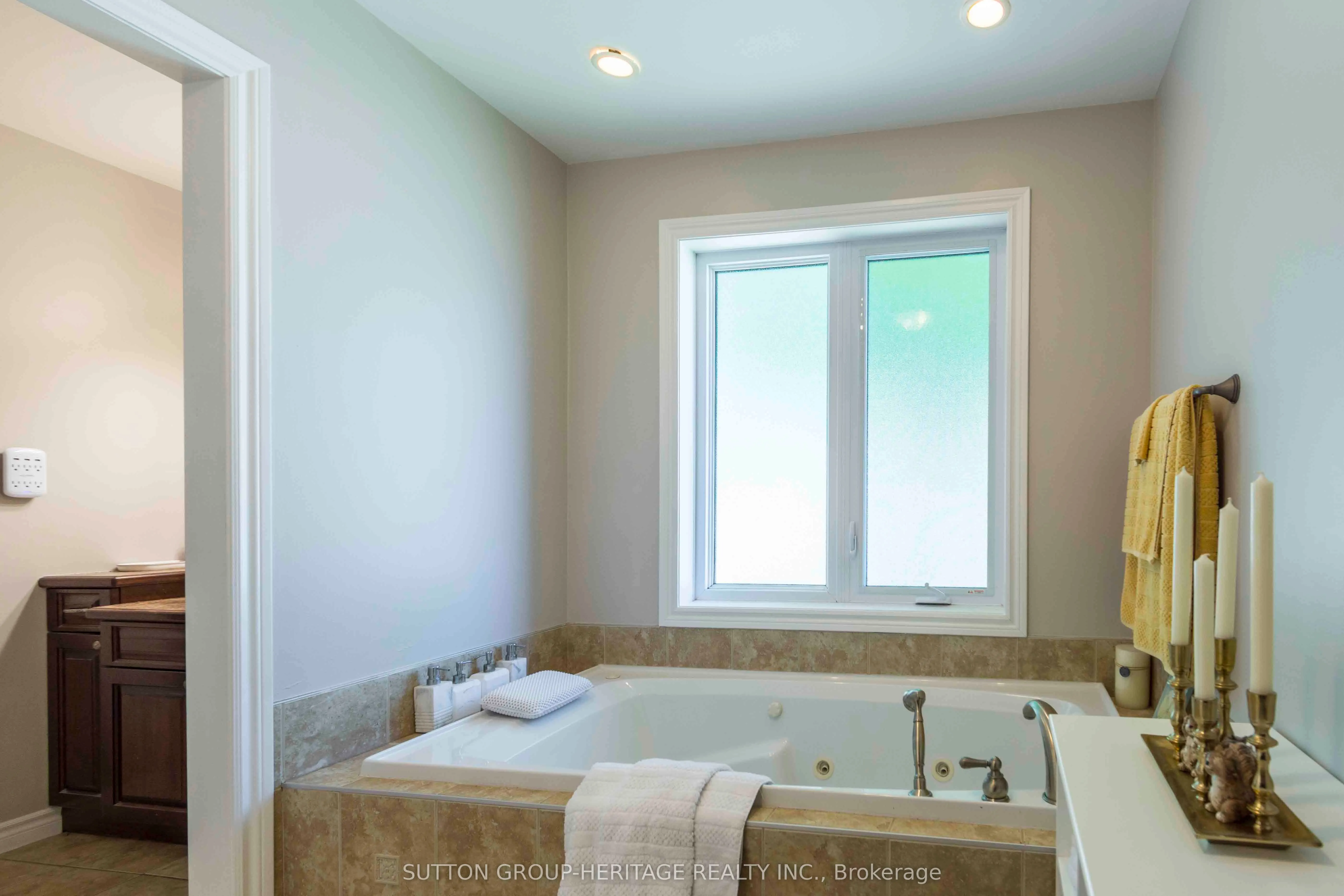 39 Lakewood Crescent