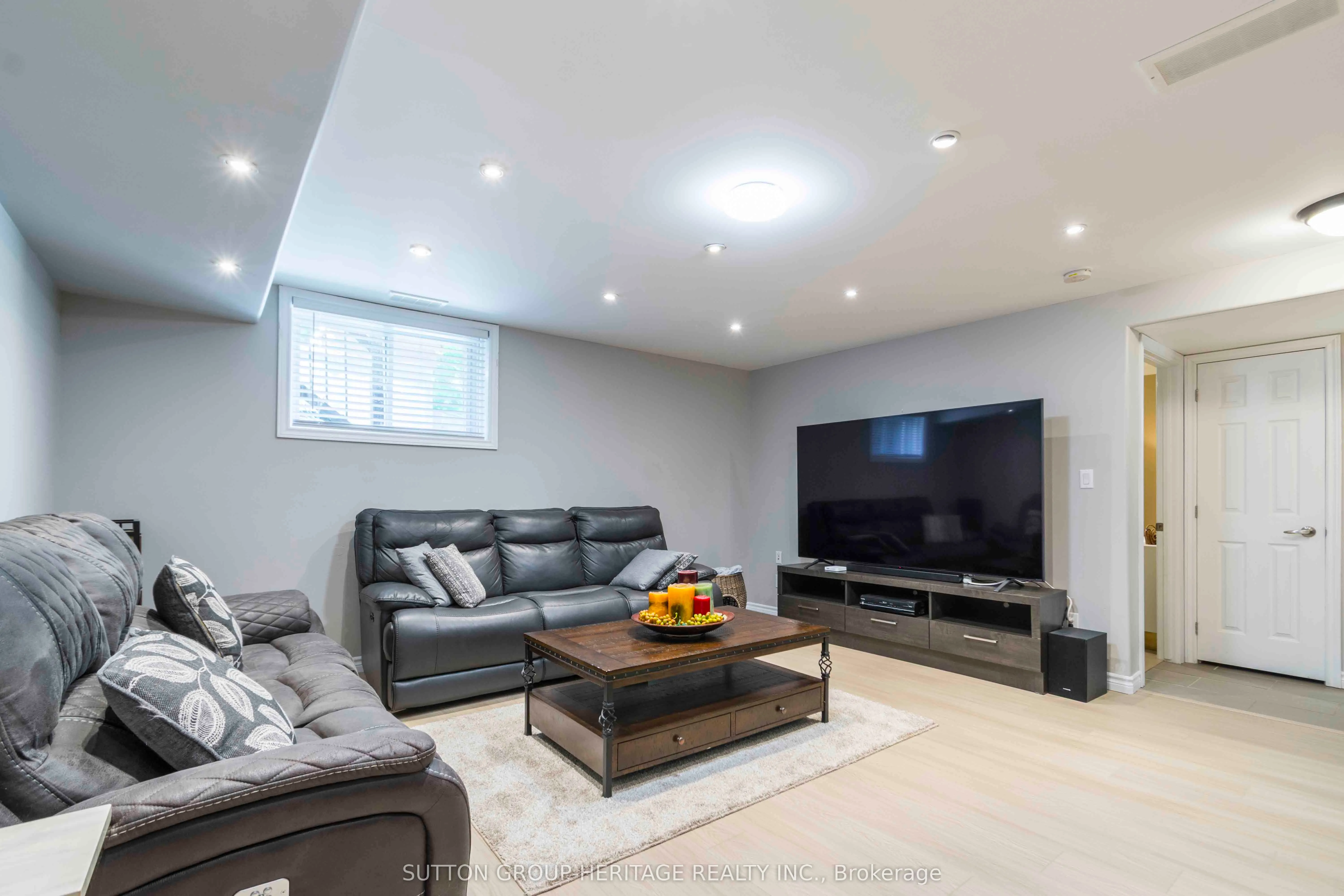 39 Lakewood Crescent