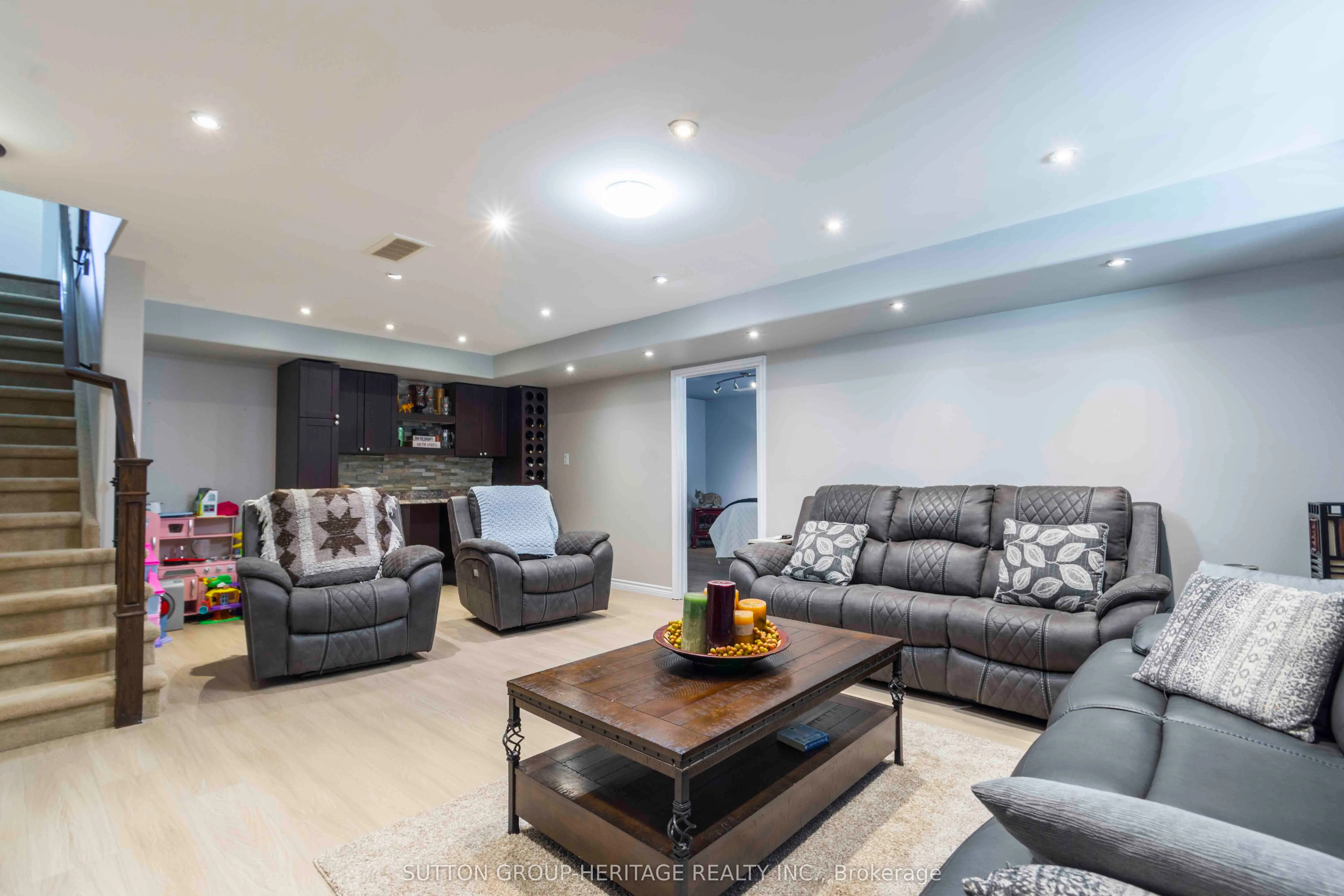 39 Lakewood Crescent