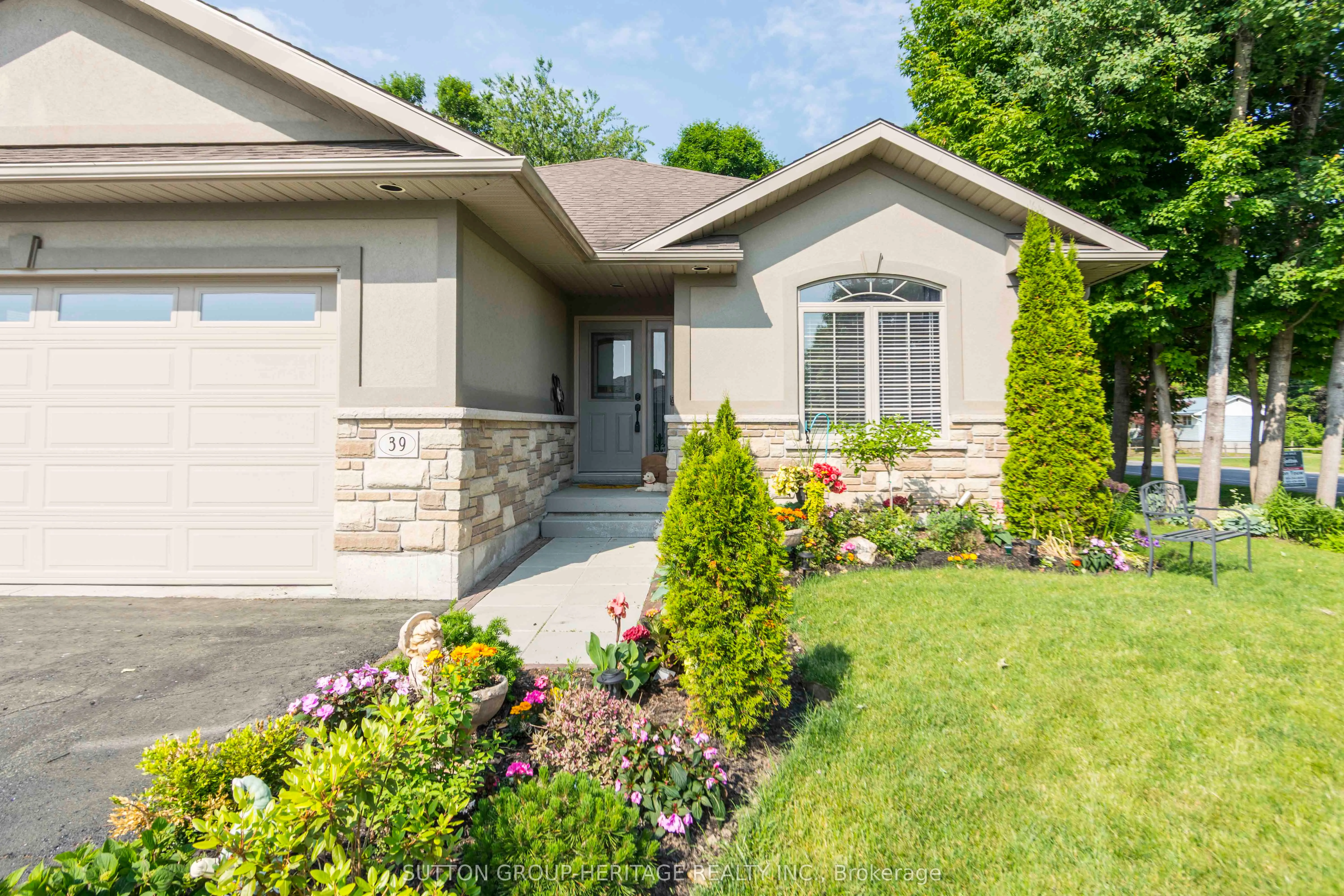 39 Lakewood Crescent