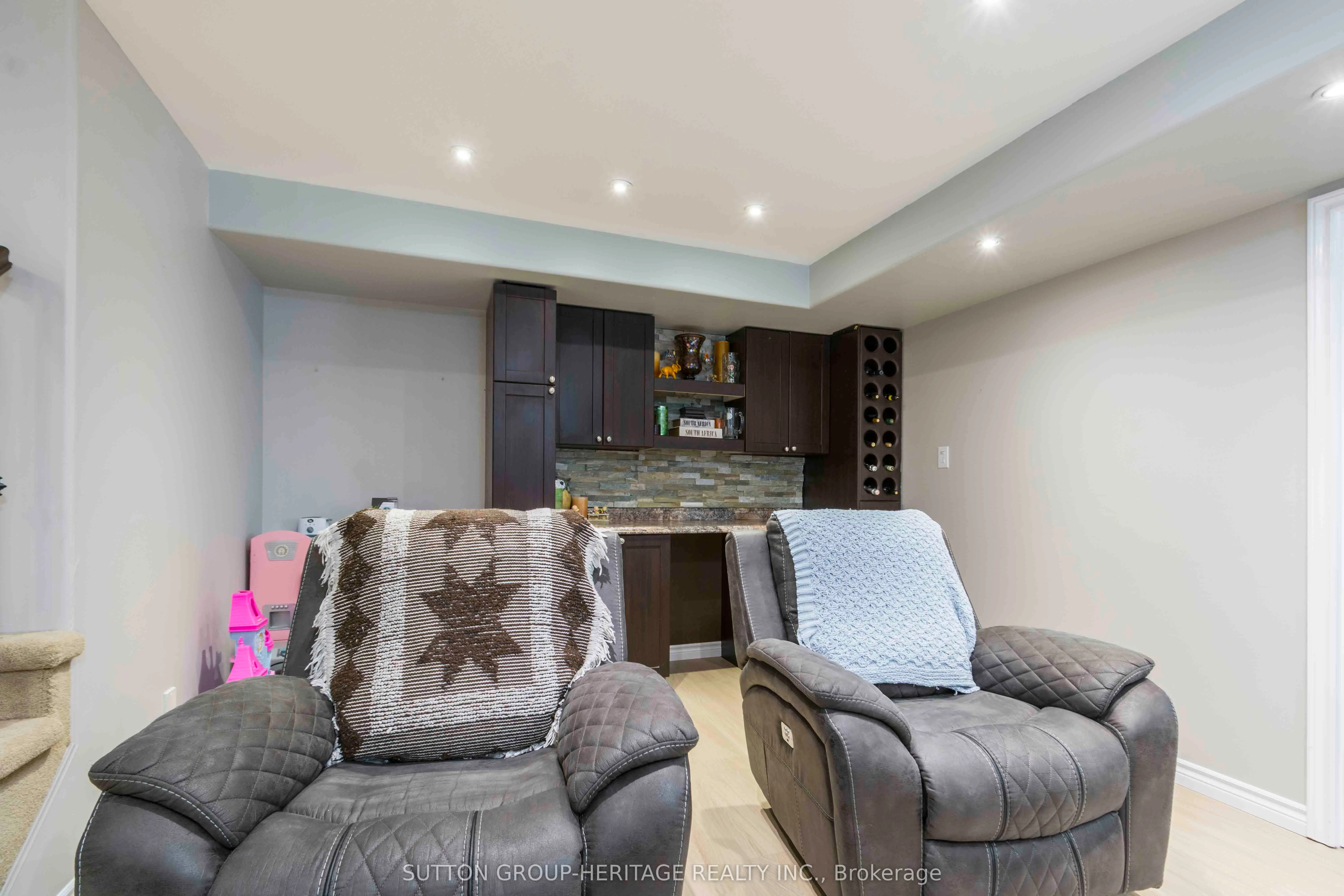 39 Lakewood Crescent