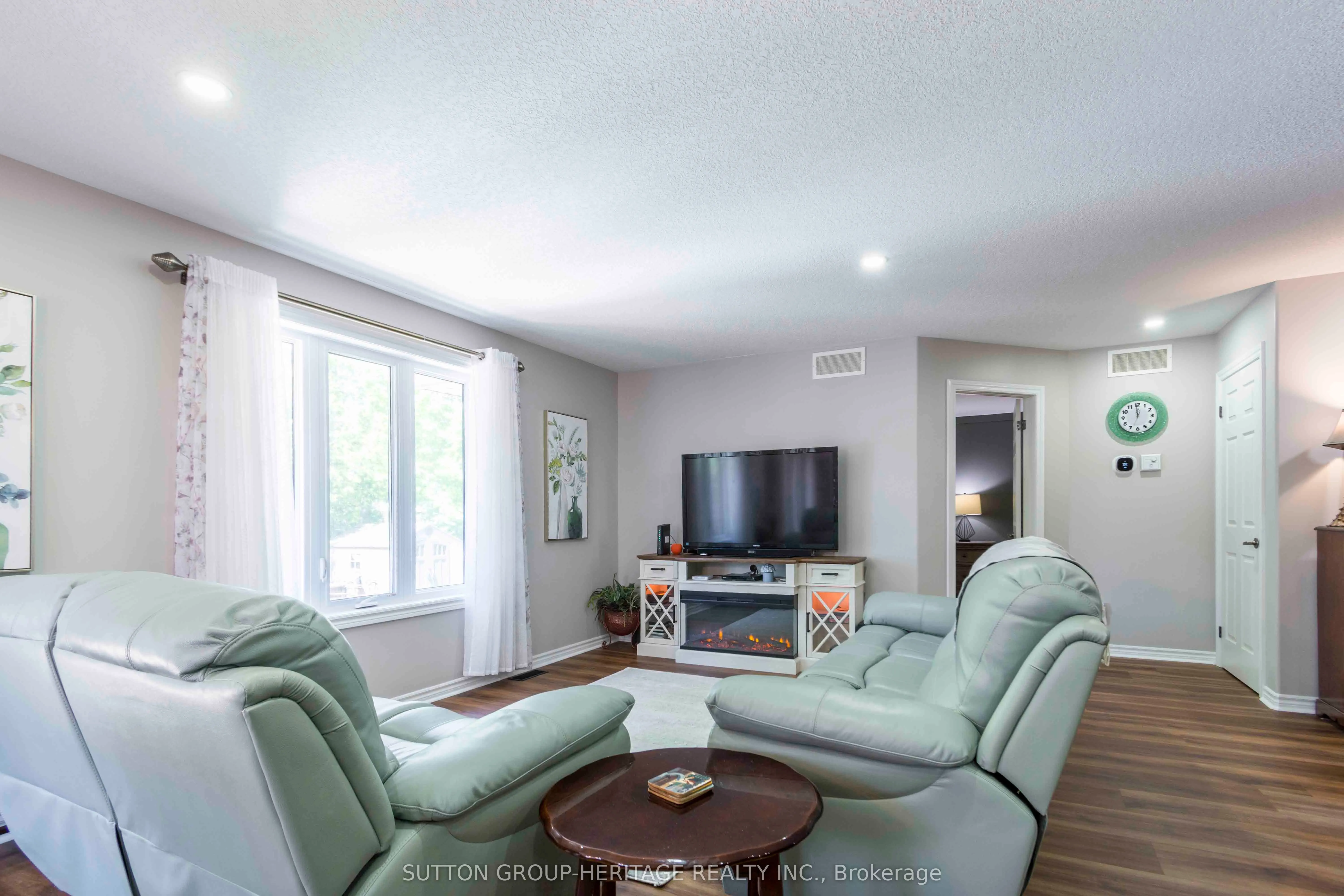 39 Lakewood Crescent