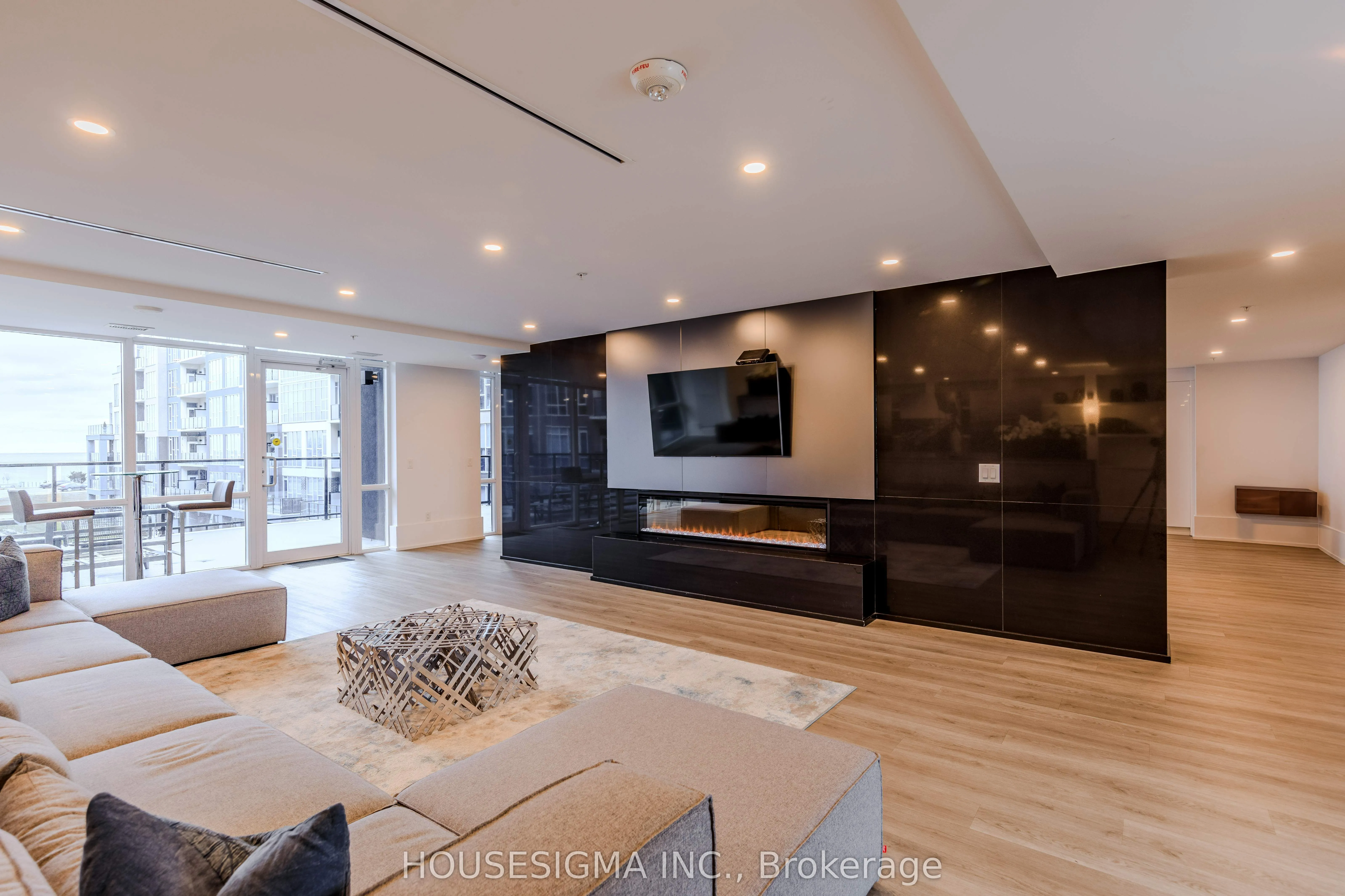 16 Concord Place, #807