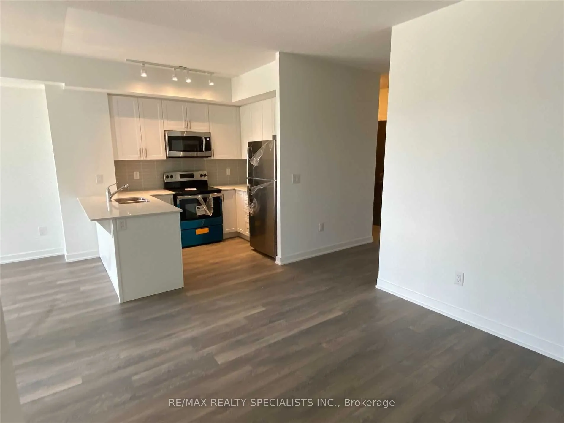 550 North Service Road, #213