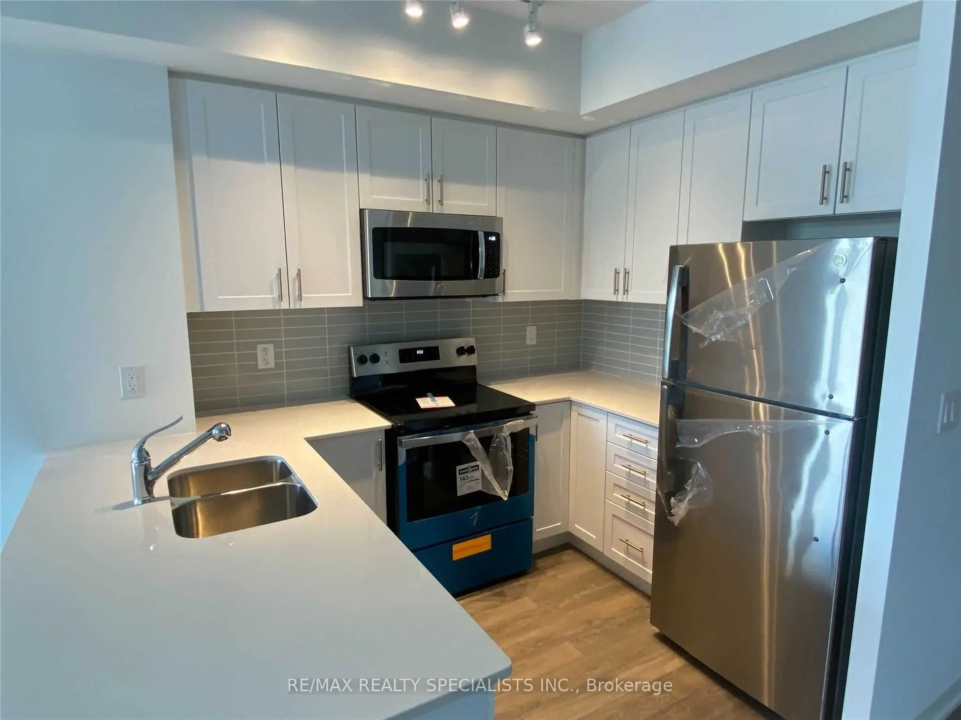 550 North Service Road, #213