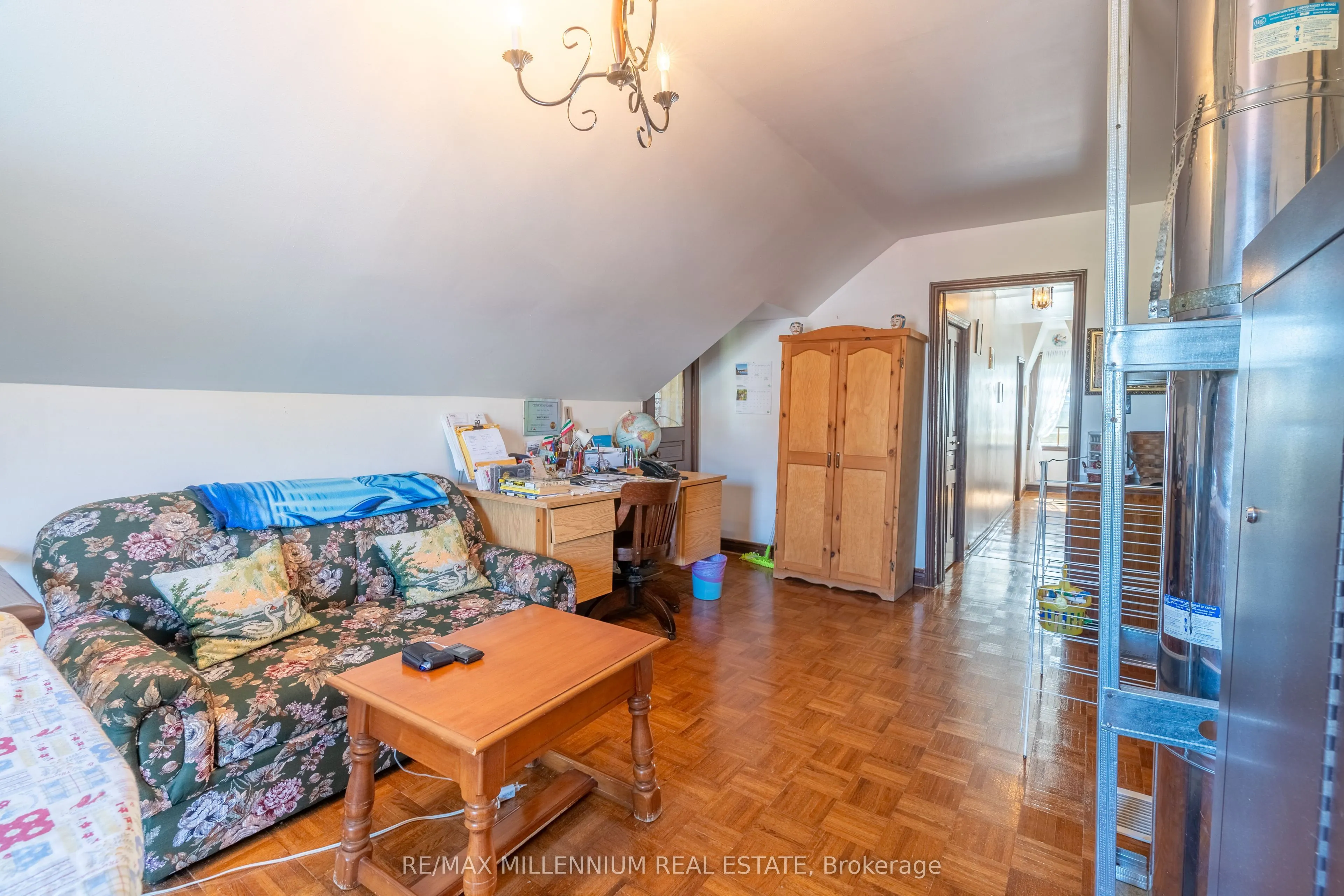 25 Side Road, #423365