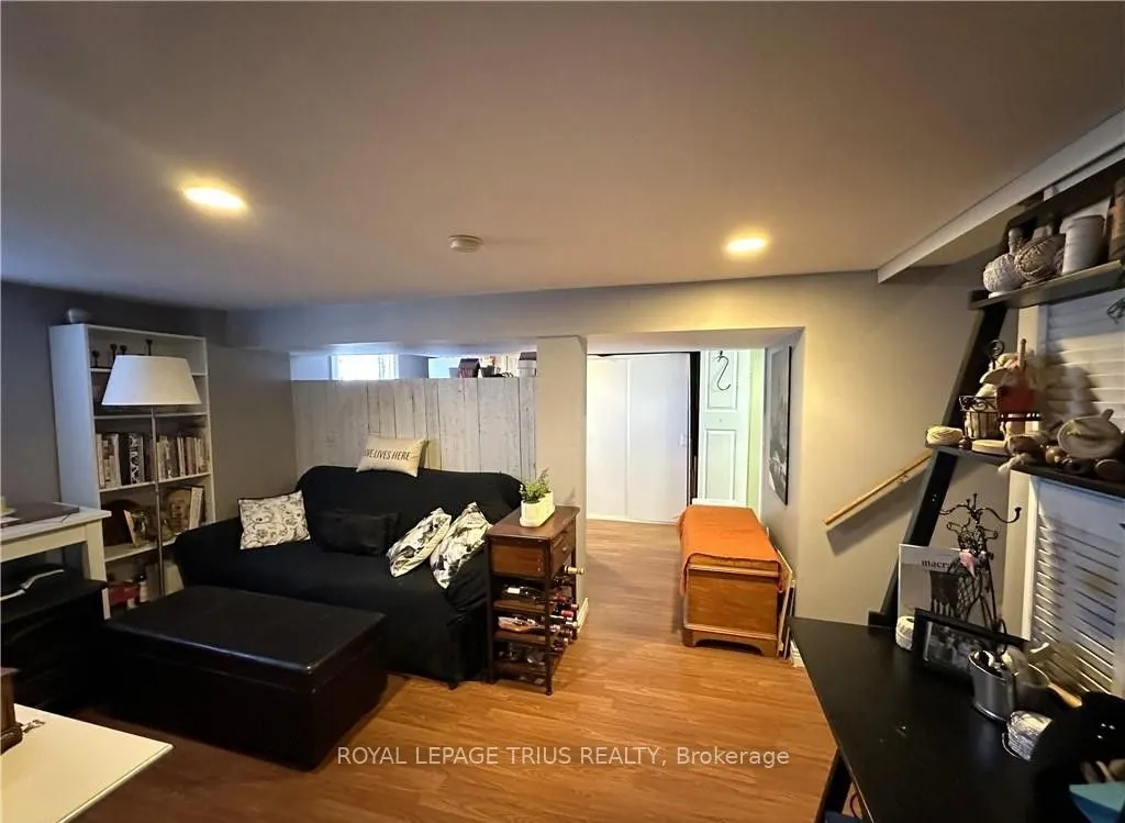 78 Queensway Drive E