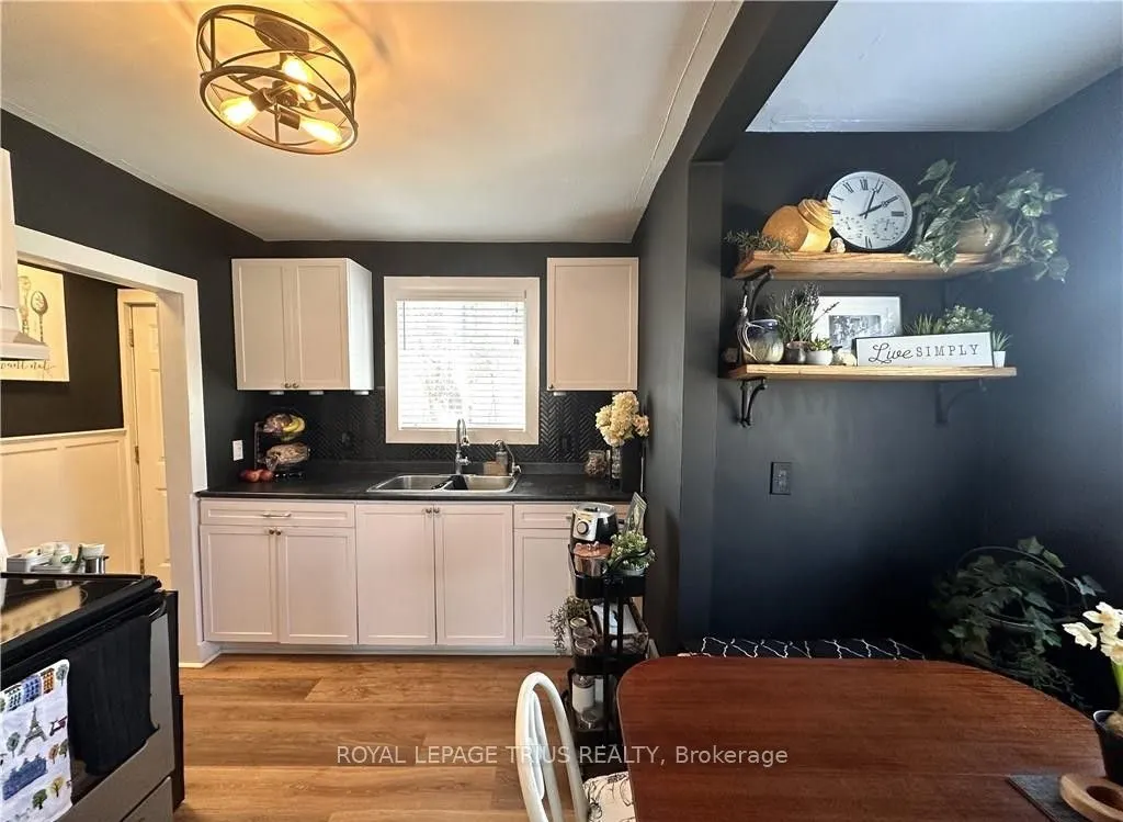 78 Queensway Drive E