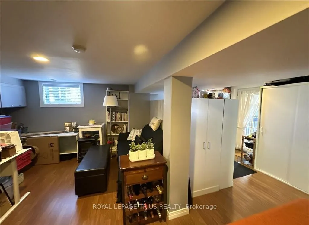 78 Queensway Drive E