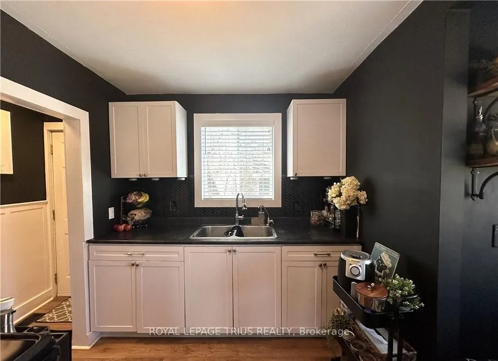 78 Queensway Drive E