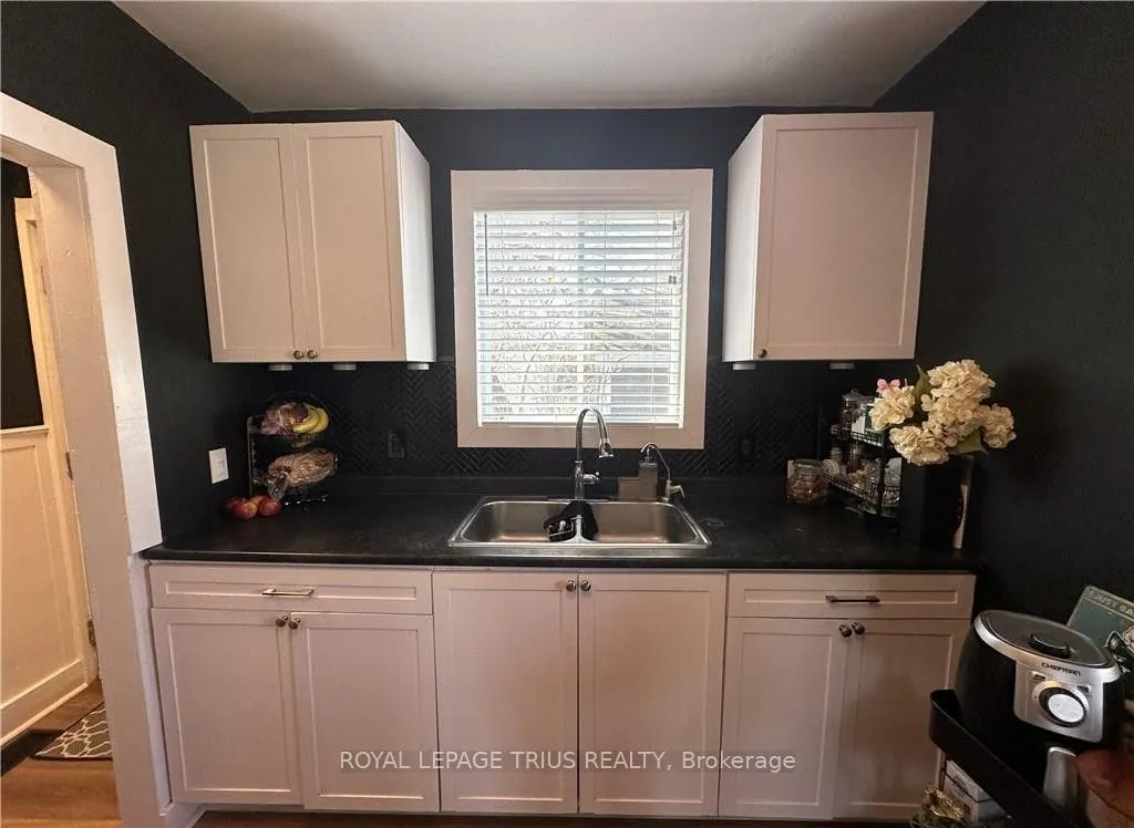 78 Queensway Drive E