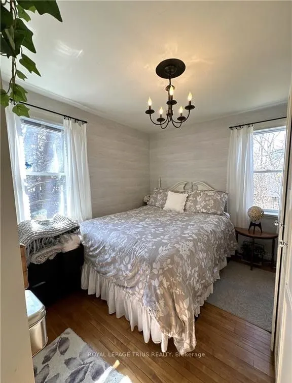 78 Queensway Drive E