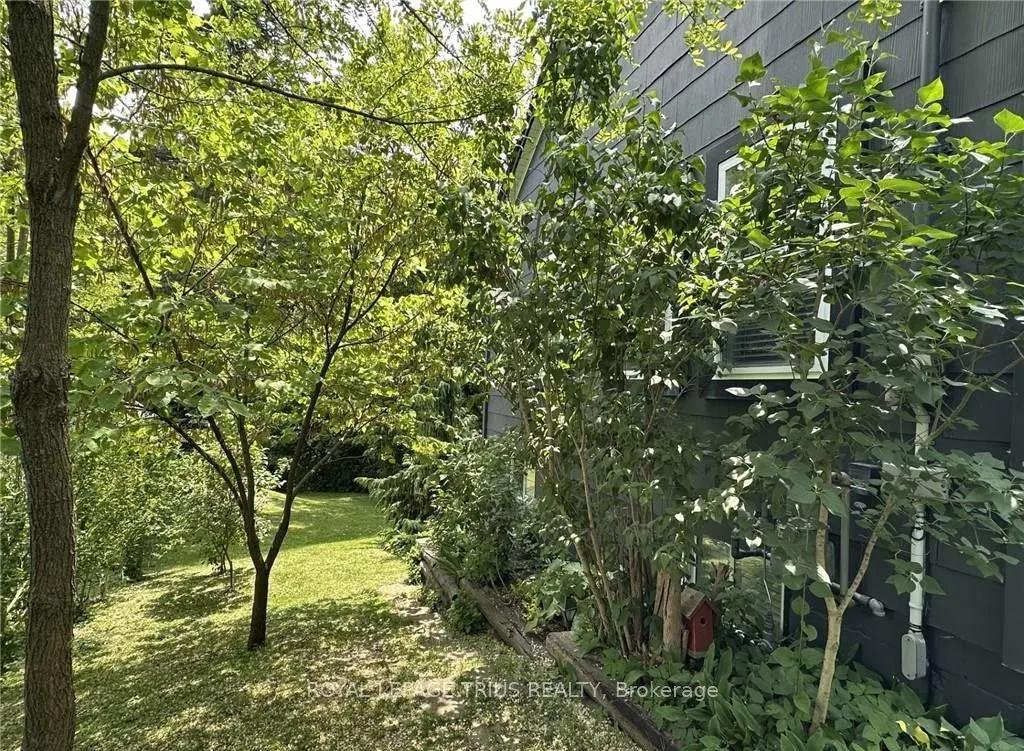 78 Queensway Drive E