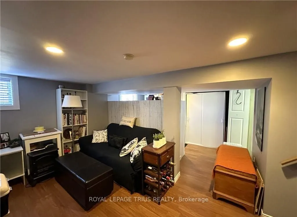 78 Queensway Drive E