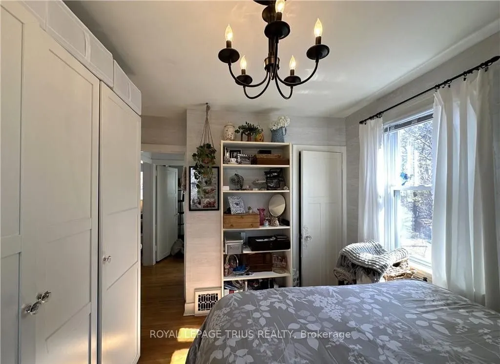 78 Queensway Drive E
