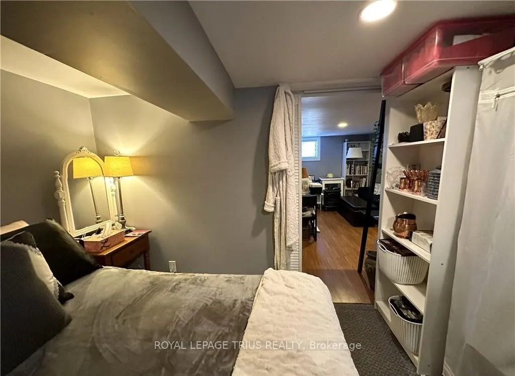 78 Queensway Drive E
