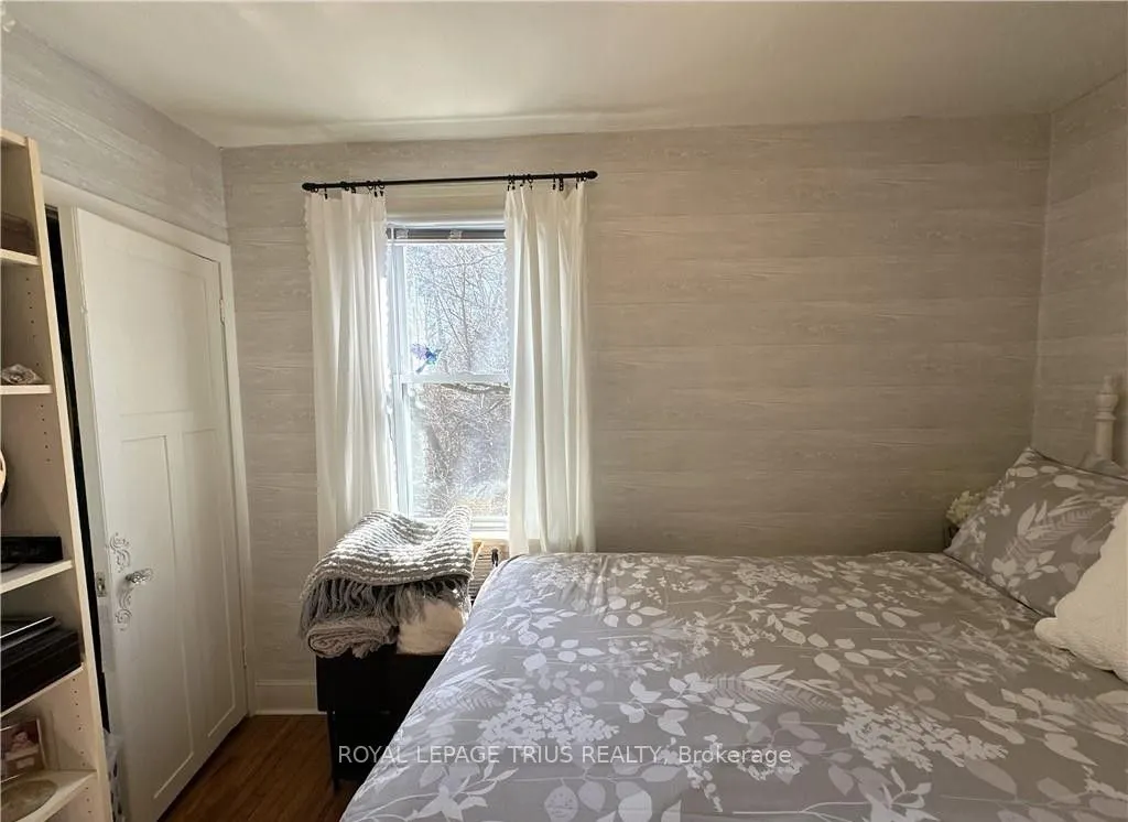 78 Queensway Drive E