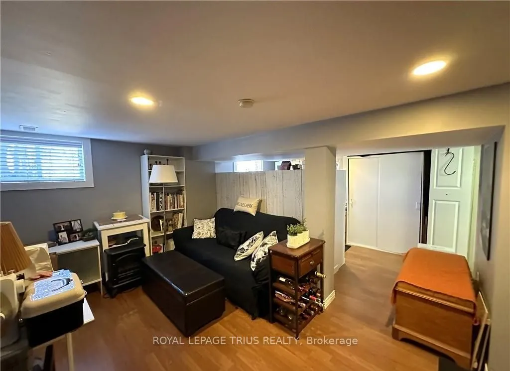 78 Queensway Drive E