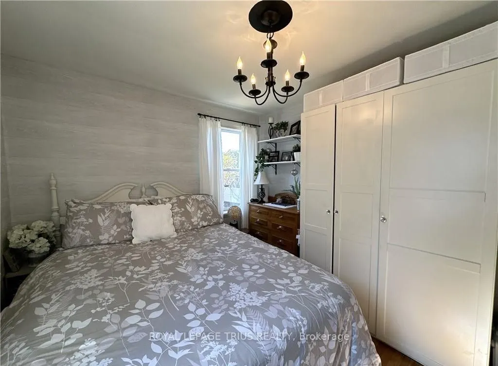 78 Queensway Drive E