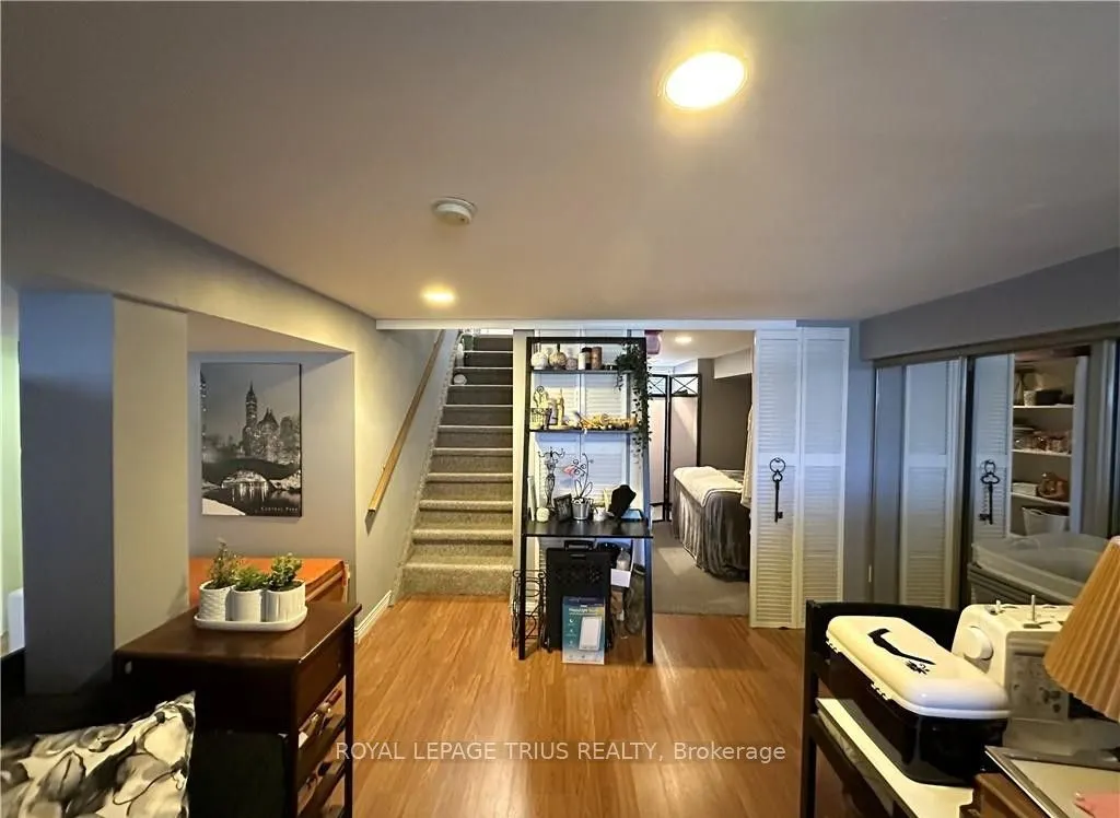 78 Queensway Drive E