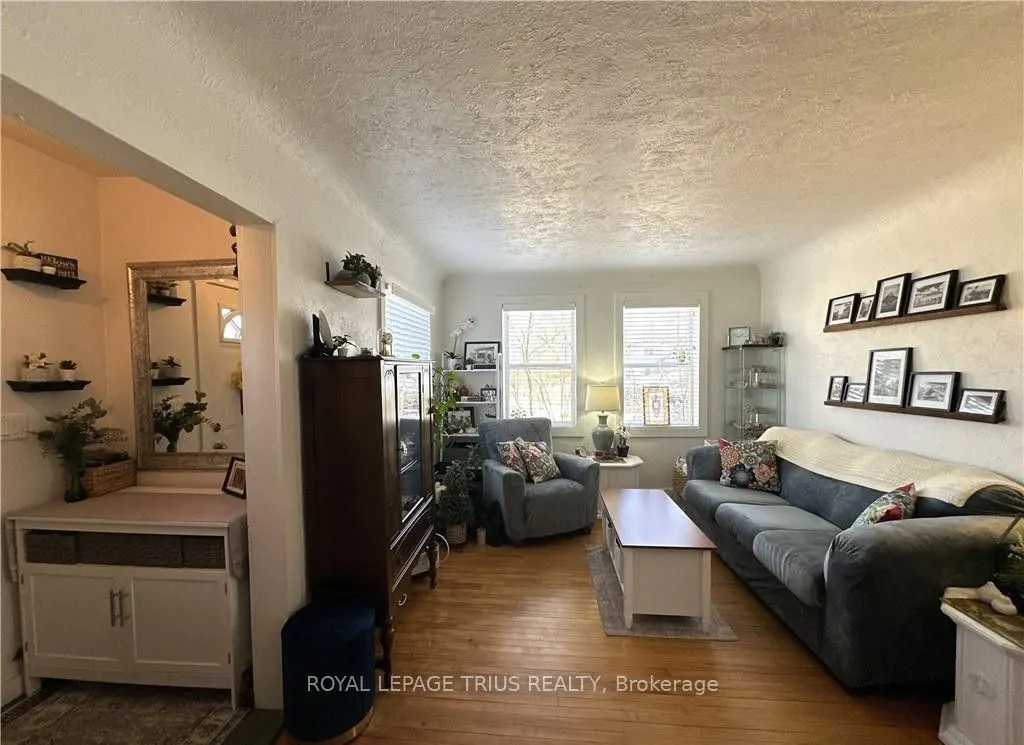 78 Queensway Drive E