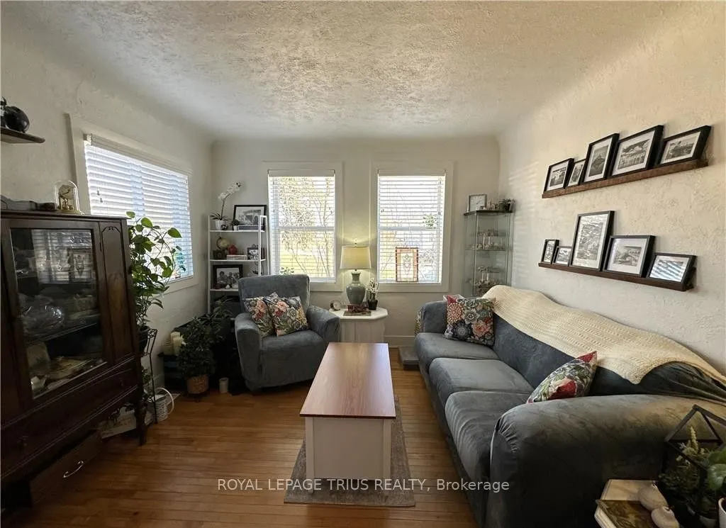 78 Queensway Drive E