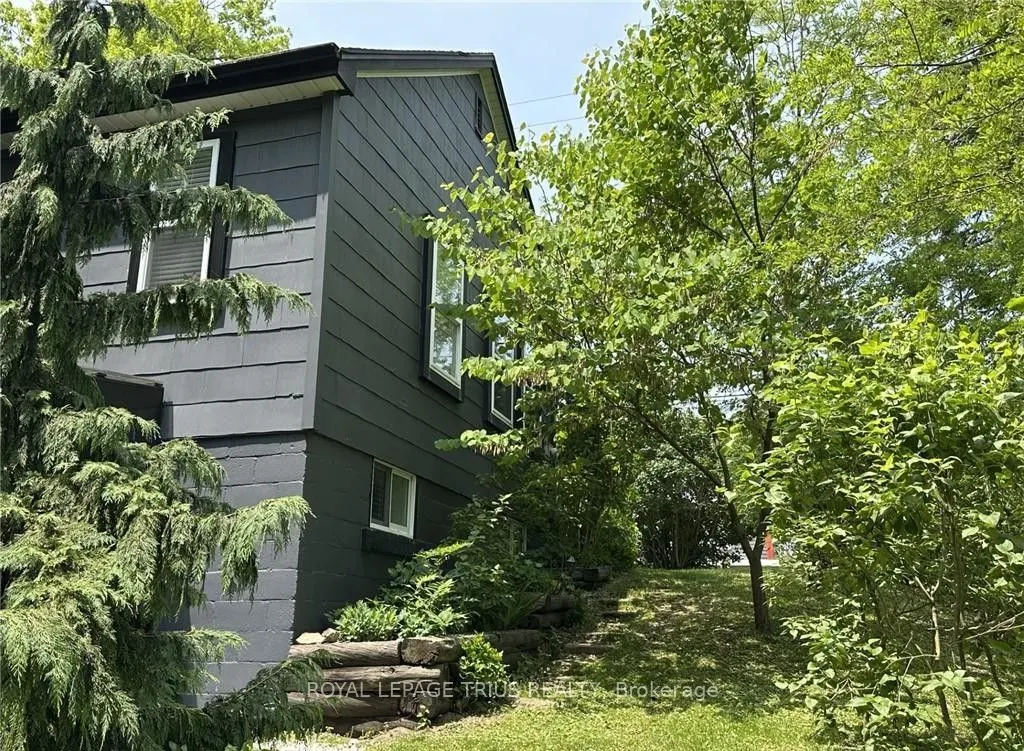 78 Queensway Drive E
