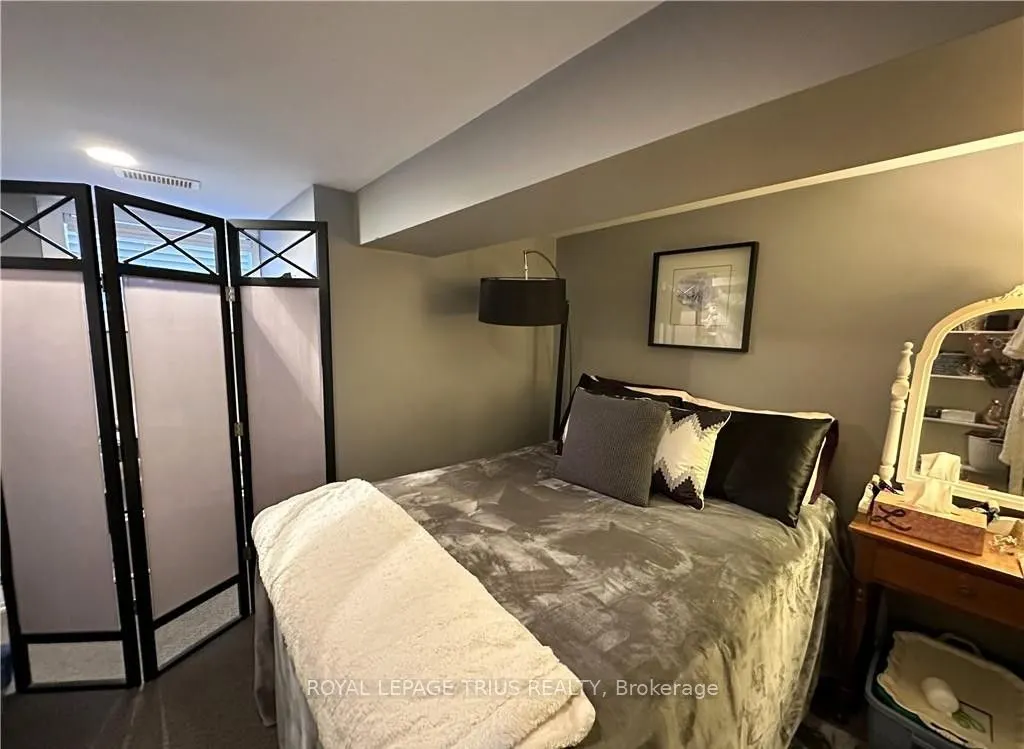 78 Queensway Drive E